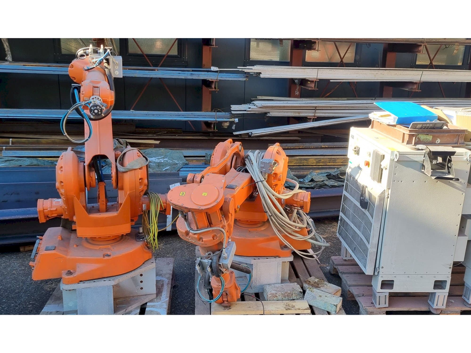 Frontansicht der ABB IRB2400 M2000 Maschine