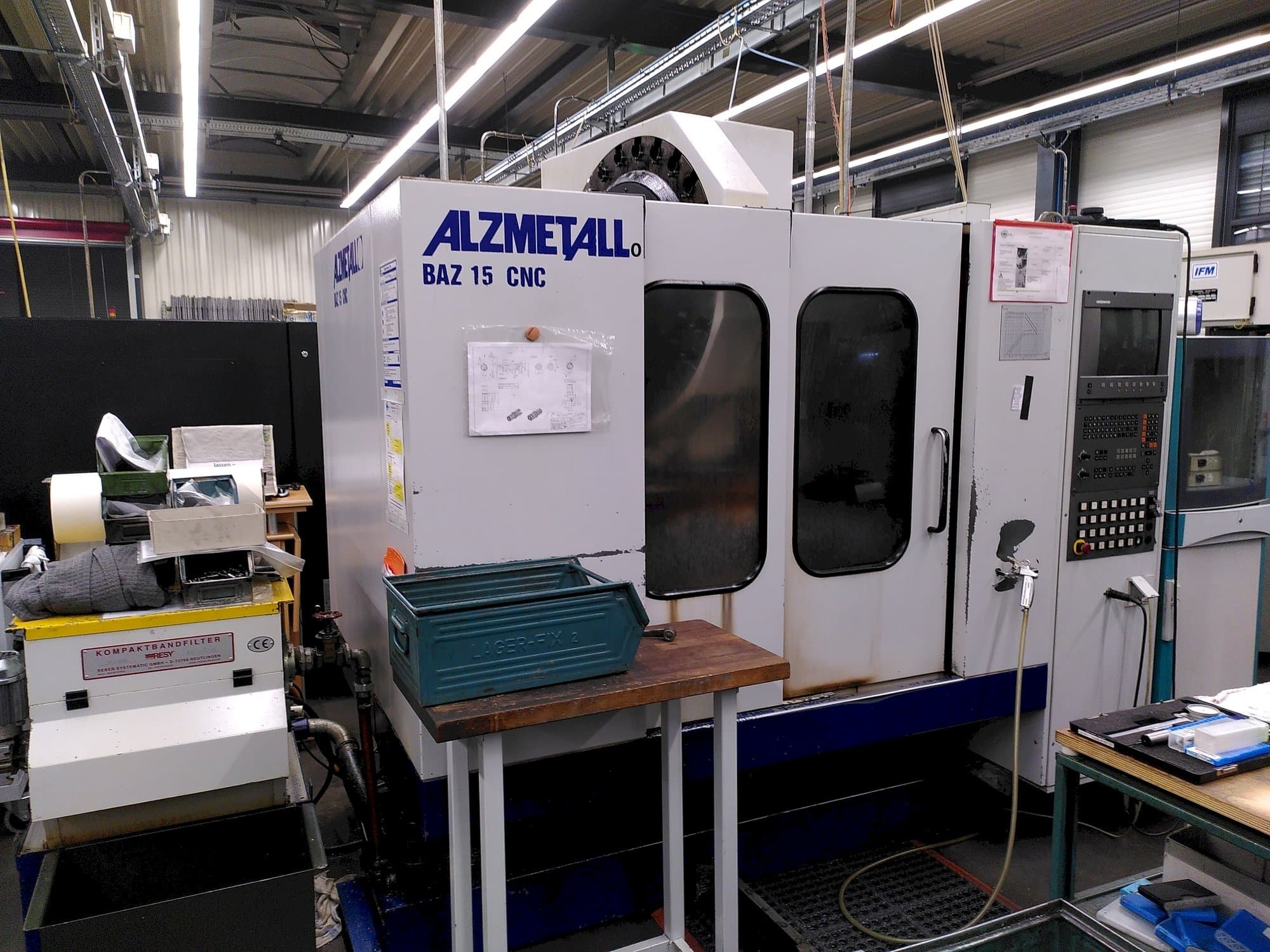 Frontansicht der Alzmetall BAZ 15 CNC  Maschine