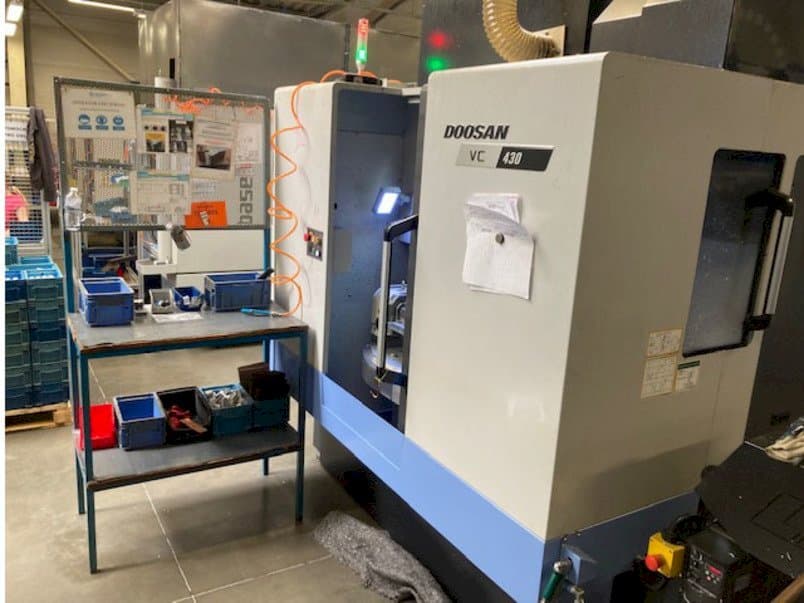 Frontansicht der Doosan VC 430 Maschine