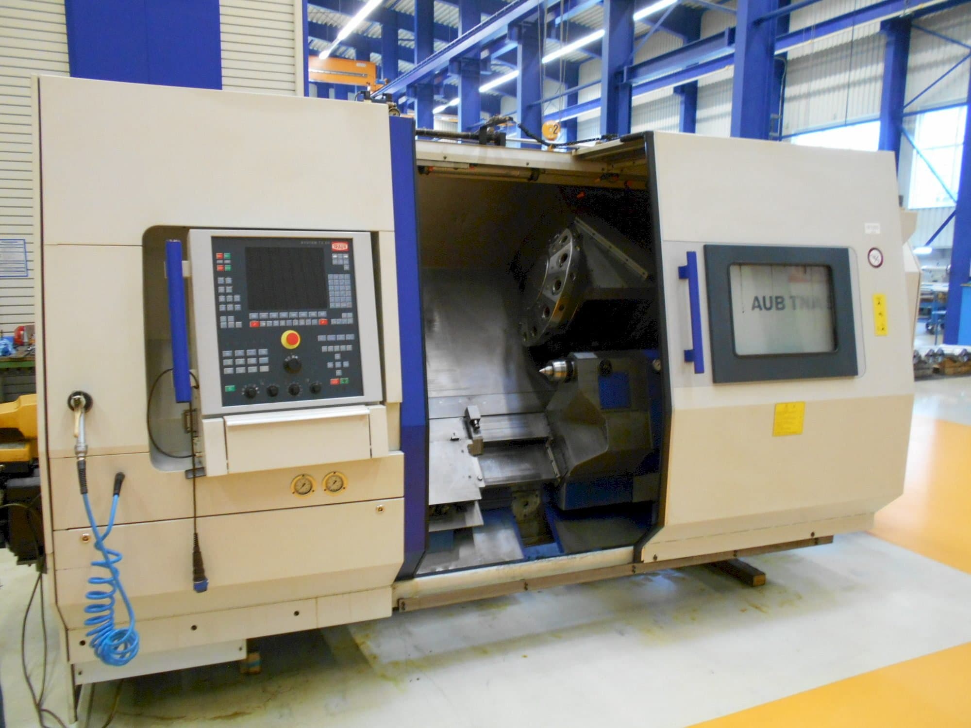 Frontansicht der TRAUB TNA 500 Maschine