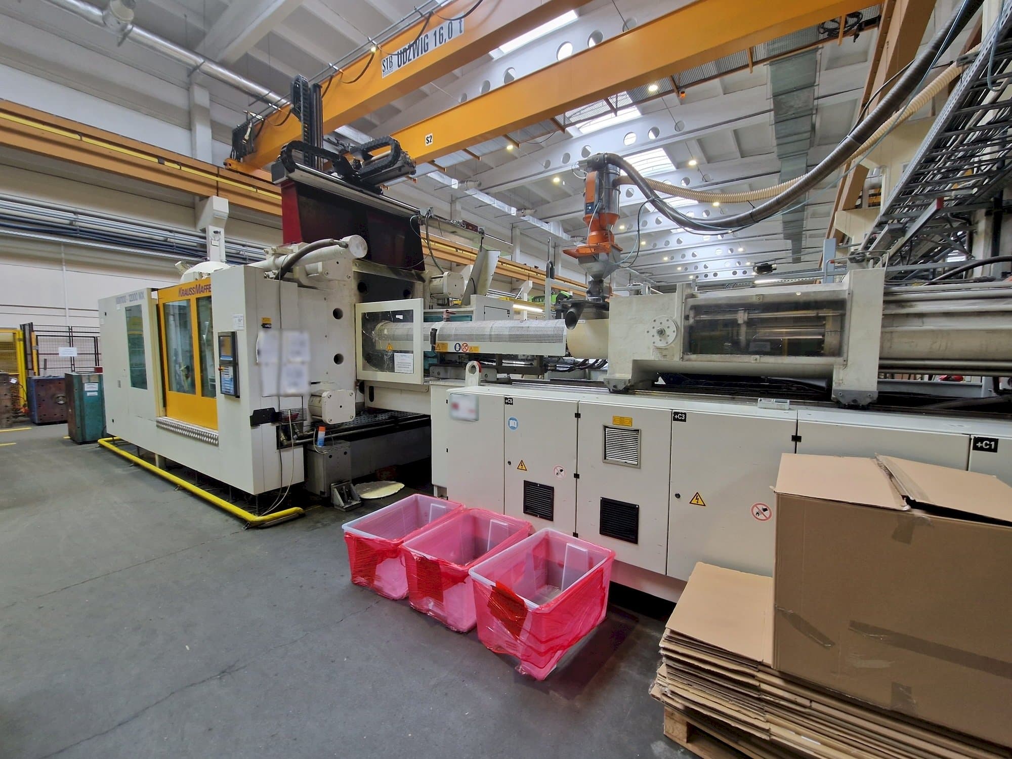 Frontansicht der Krauss Maffei 1100-12000 MX  Maschine