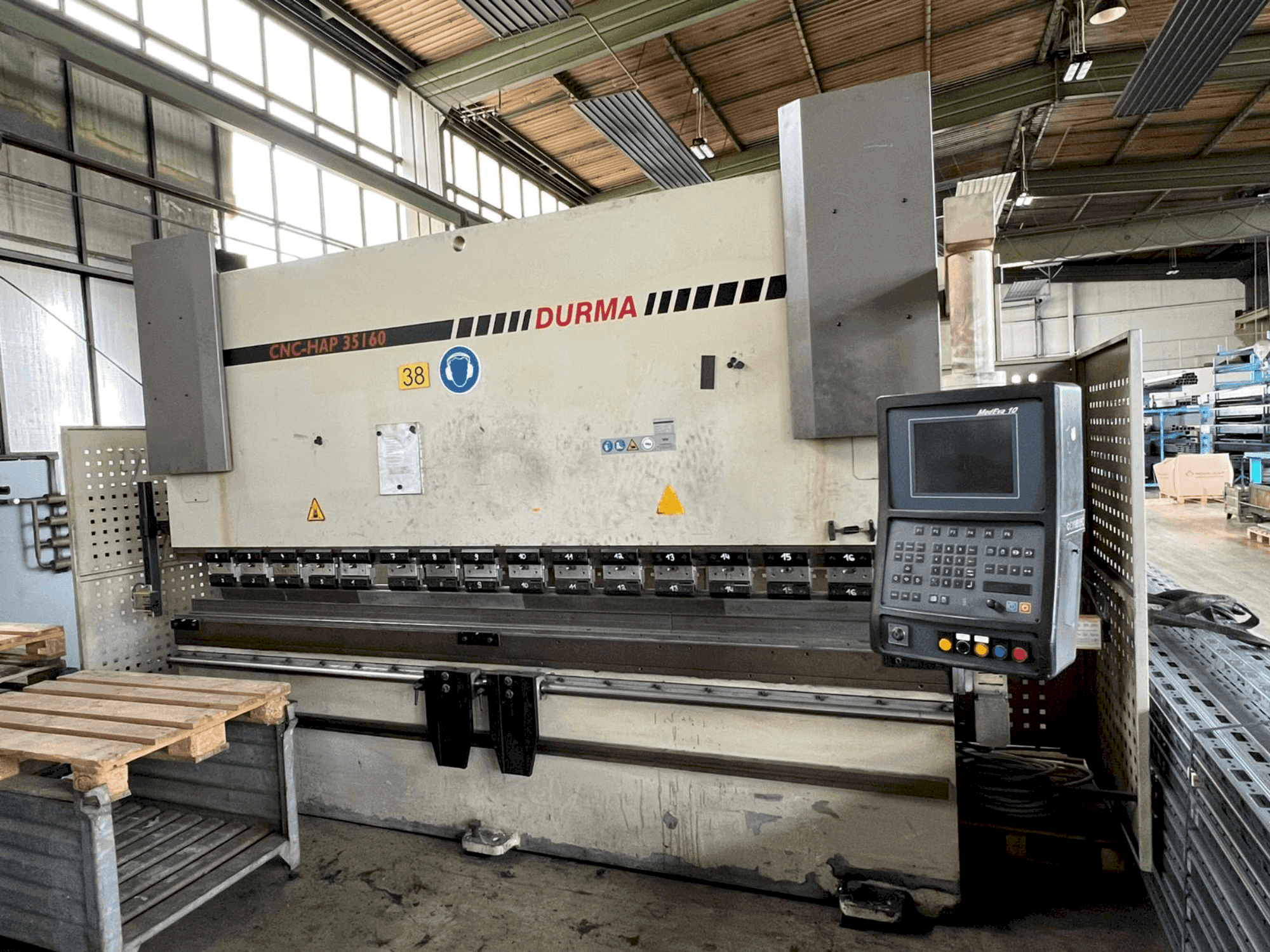 Frontansicht der Durma CNC HAP 35160 Maschine