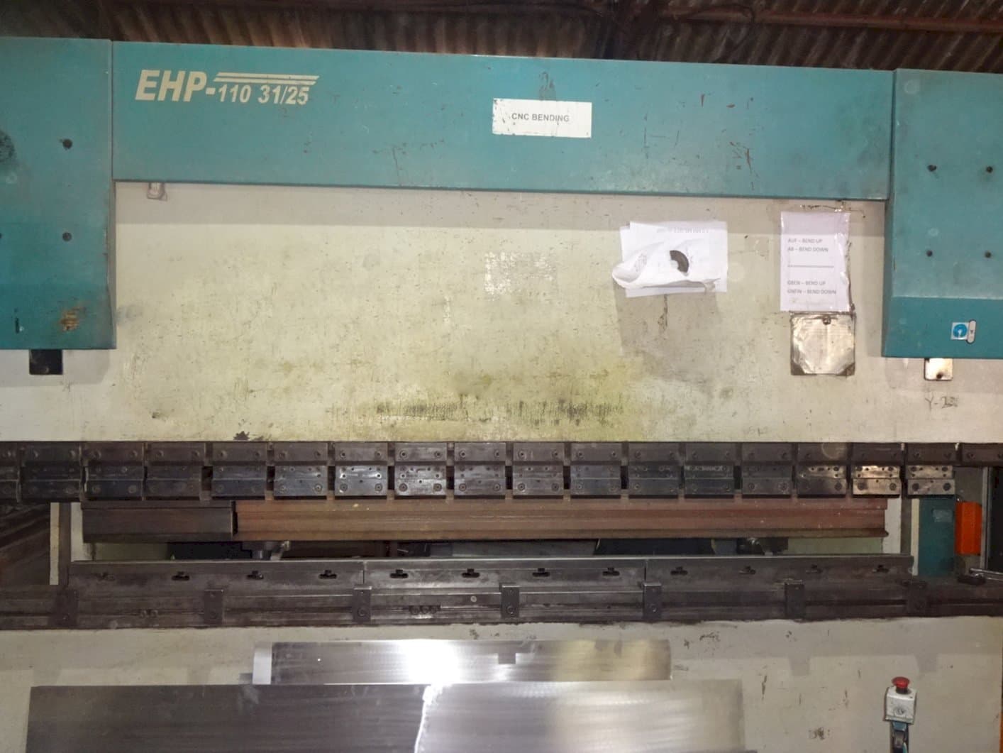 Frontansicht der Hindustan Hydraulics EHP 110 Maschine