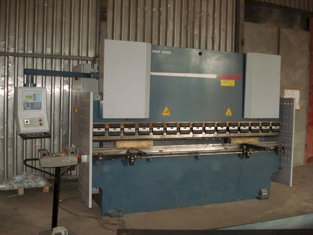 Frontansicht der Durma HAP 3090 Maschine