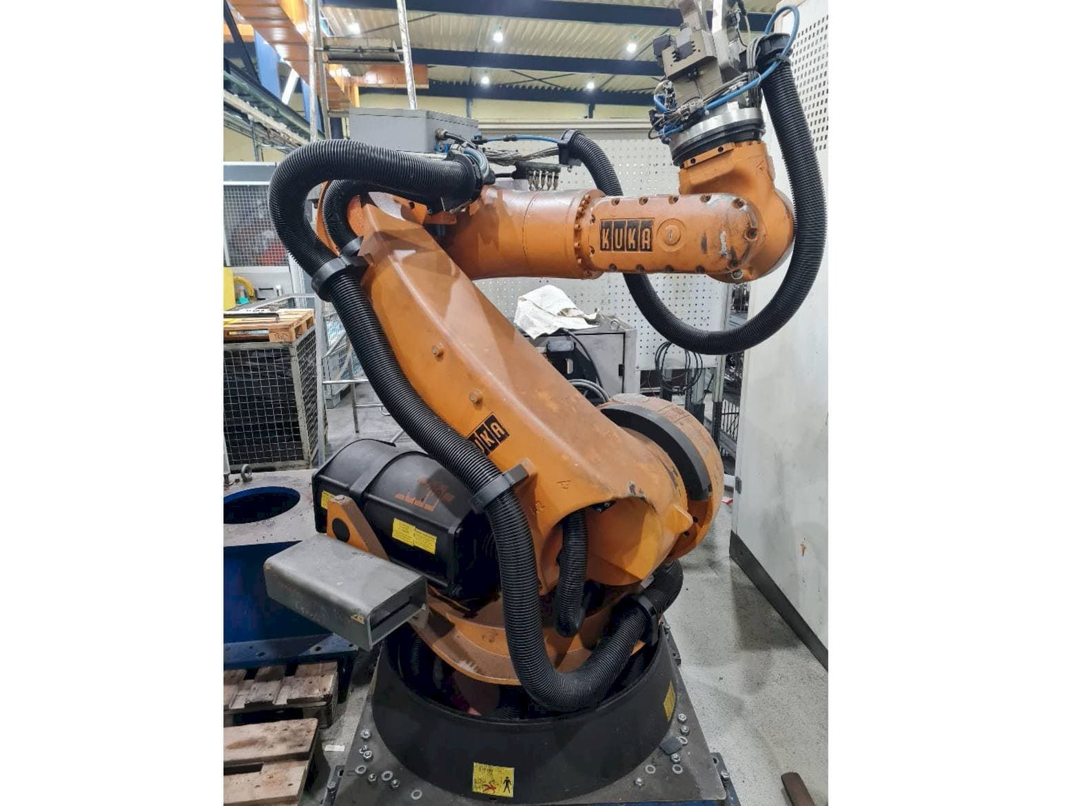 Frontansicht der KUKA KR C2 KR100 comp  Maschine