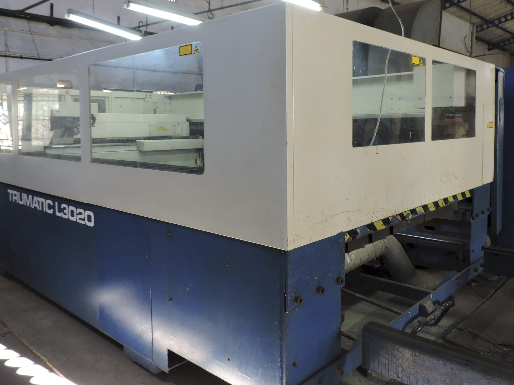 Rechte Ansicht der Trumpf Trumatic L3020 Maschine