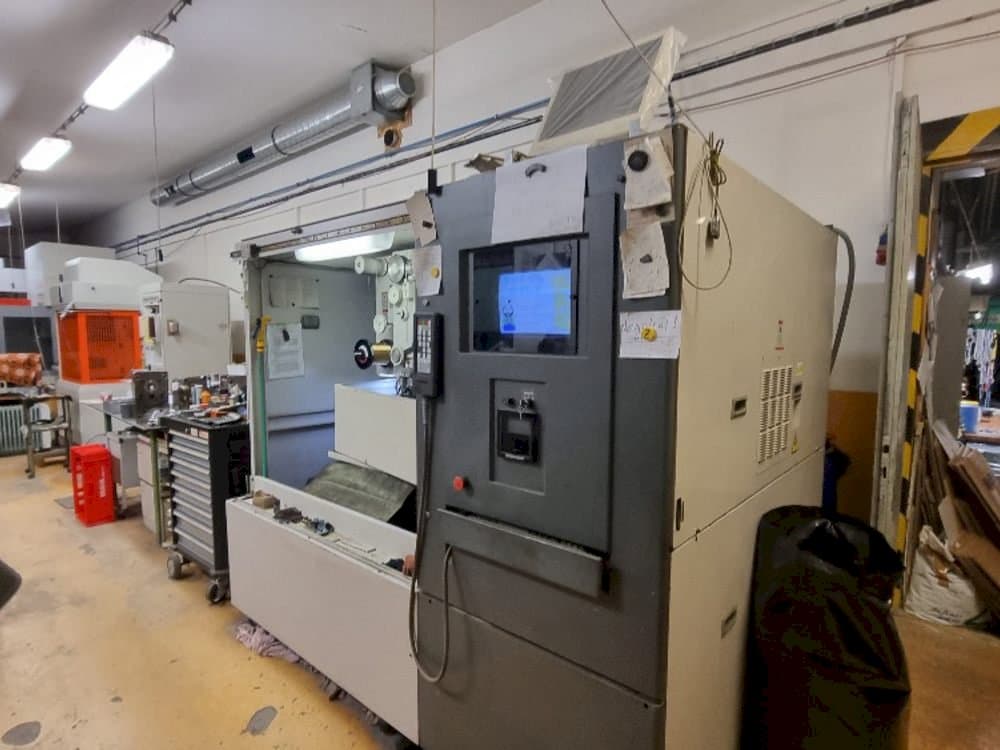 Frontansicht der HITACHI SEIKI 254Y Maschine