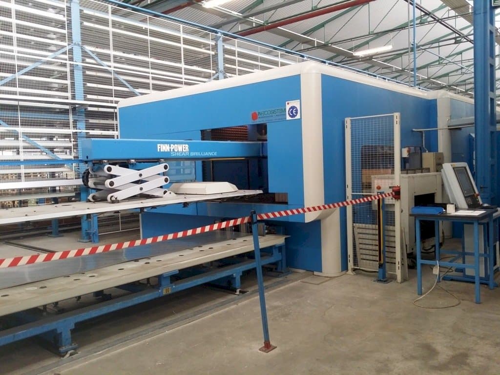 Frontansicht der Finn-Power SB8 Maschine