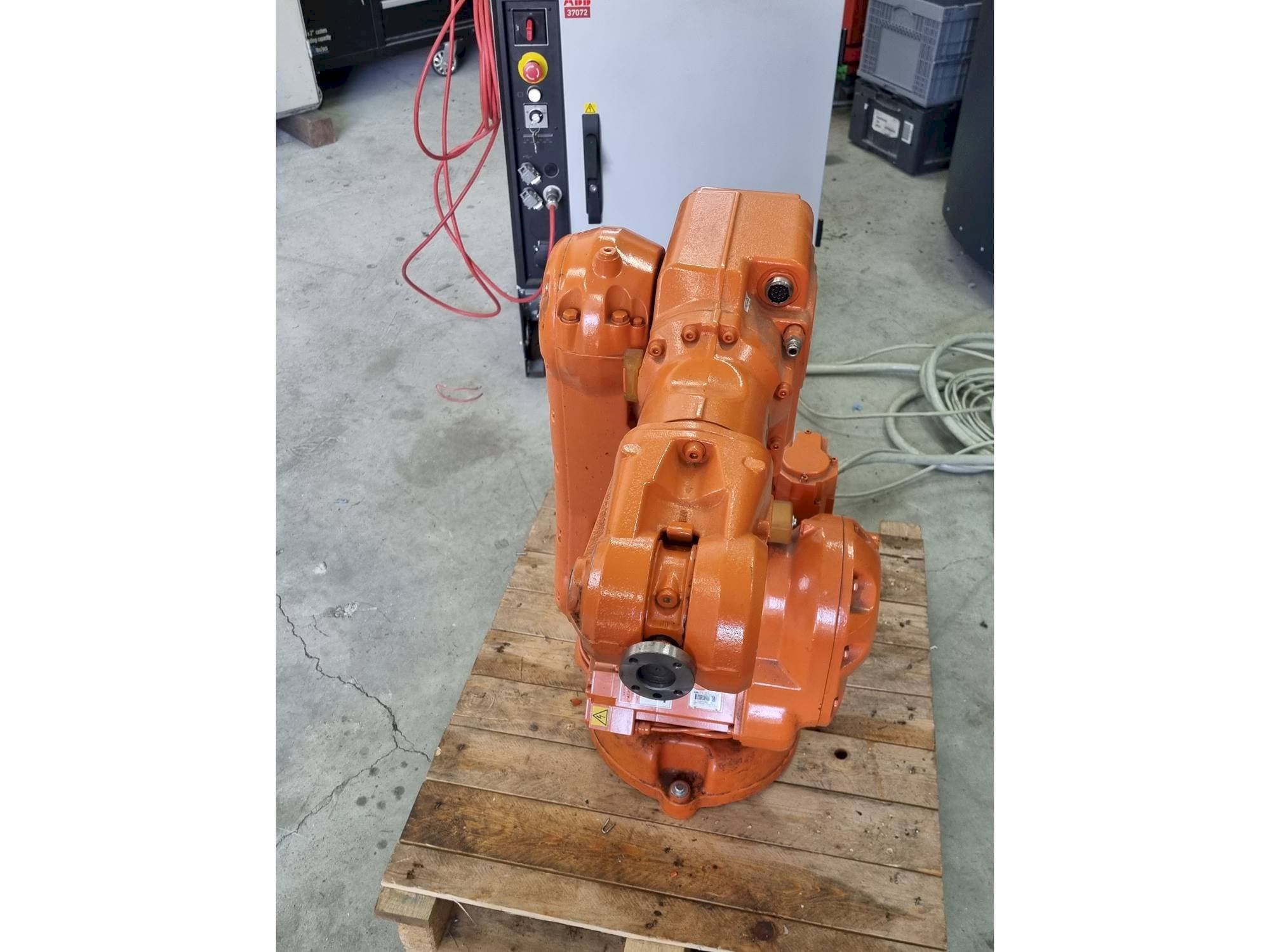 Frontansicht der ABB IRB140 - IRC5  Maschine