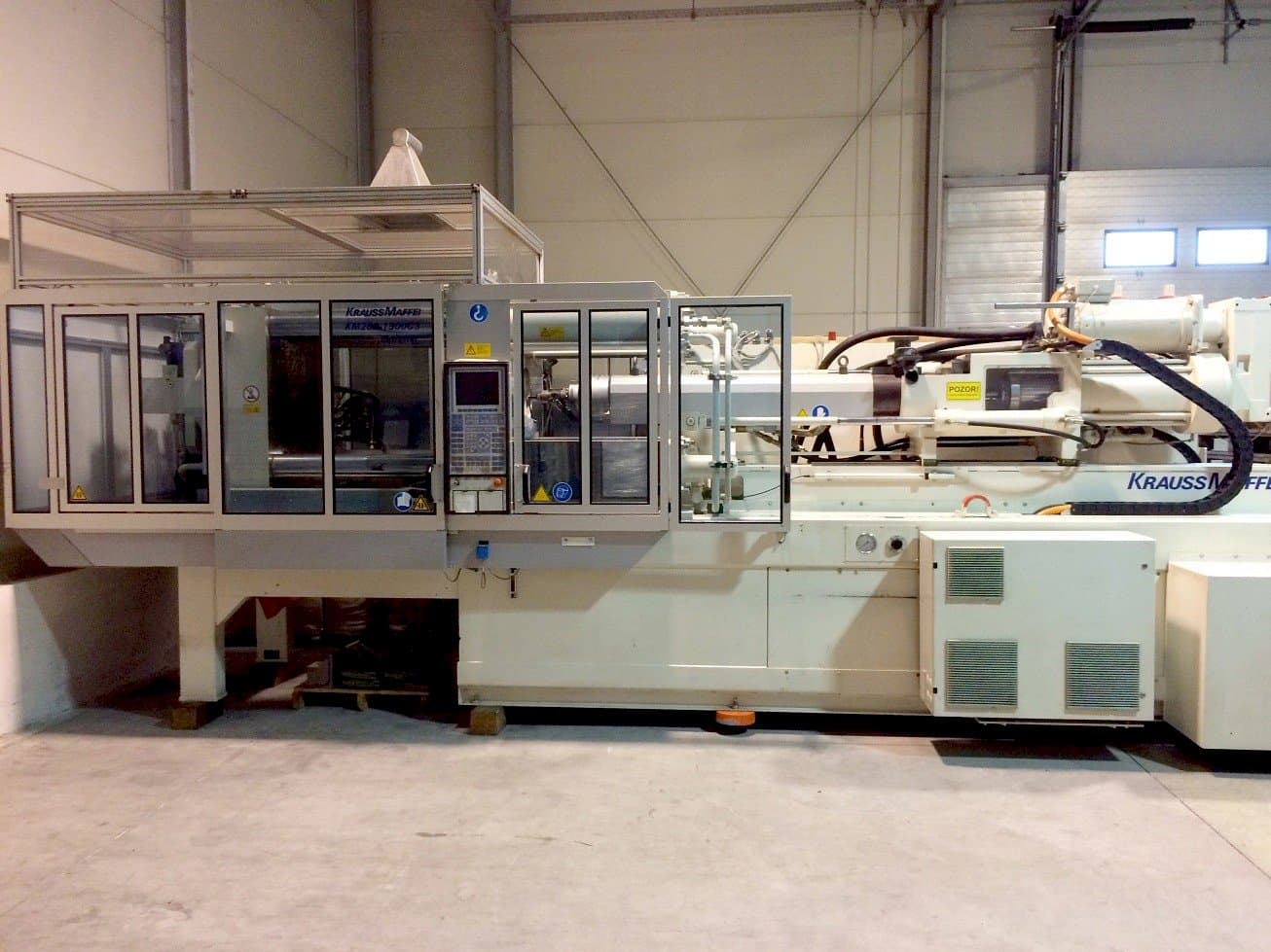 Frontansicht der Krauss Maffei KM 280-1900 C3 Maschine