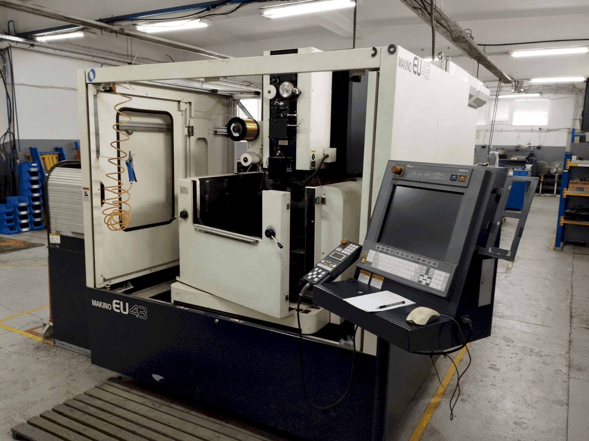 Frontansicht der Makino EU43  Maschine