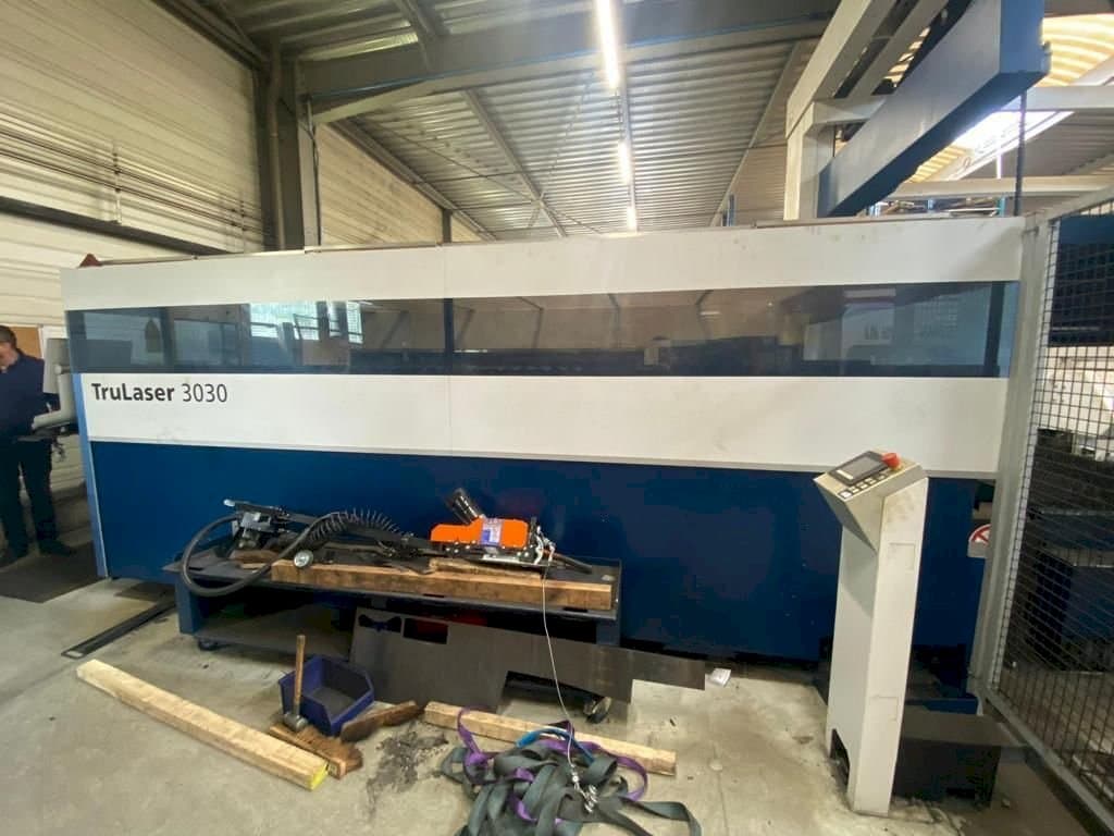 Frontansicht der Trumpf Trulaser 3030 L20 Maschine