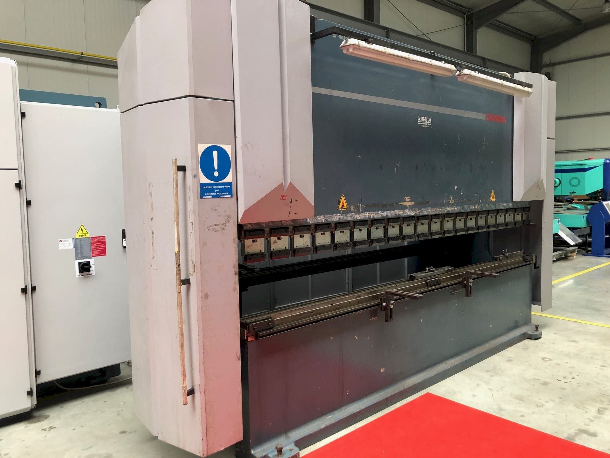 Linke Ansicht der Durma AD-S 40220 Maschine