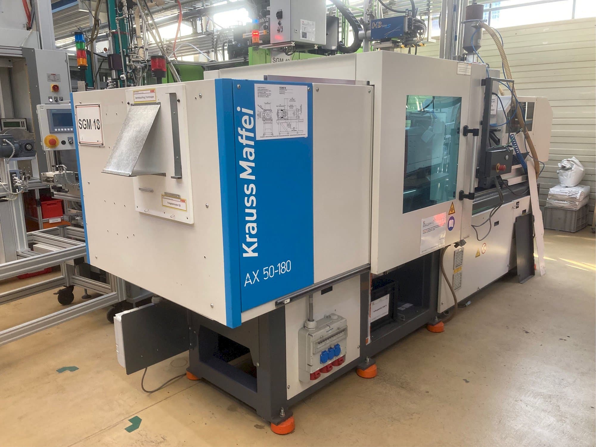 Linke Seitenansicht der Krauss Maffei AX 50-180 Maschine