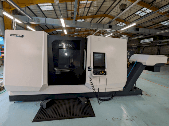 Frontansicht der DMG MORI CLX750 V4 Maschine