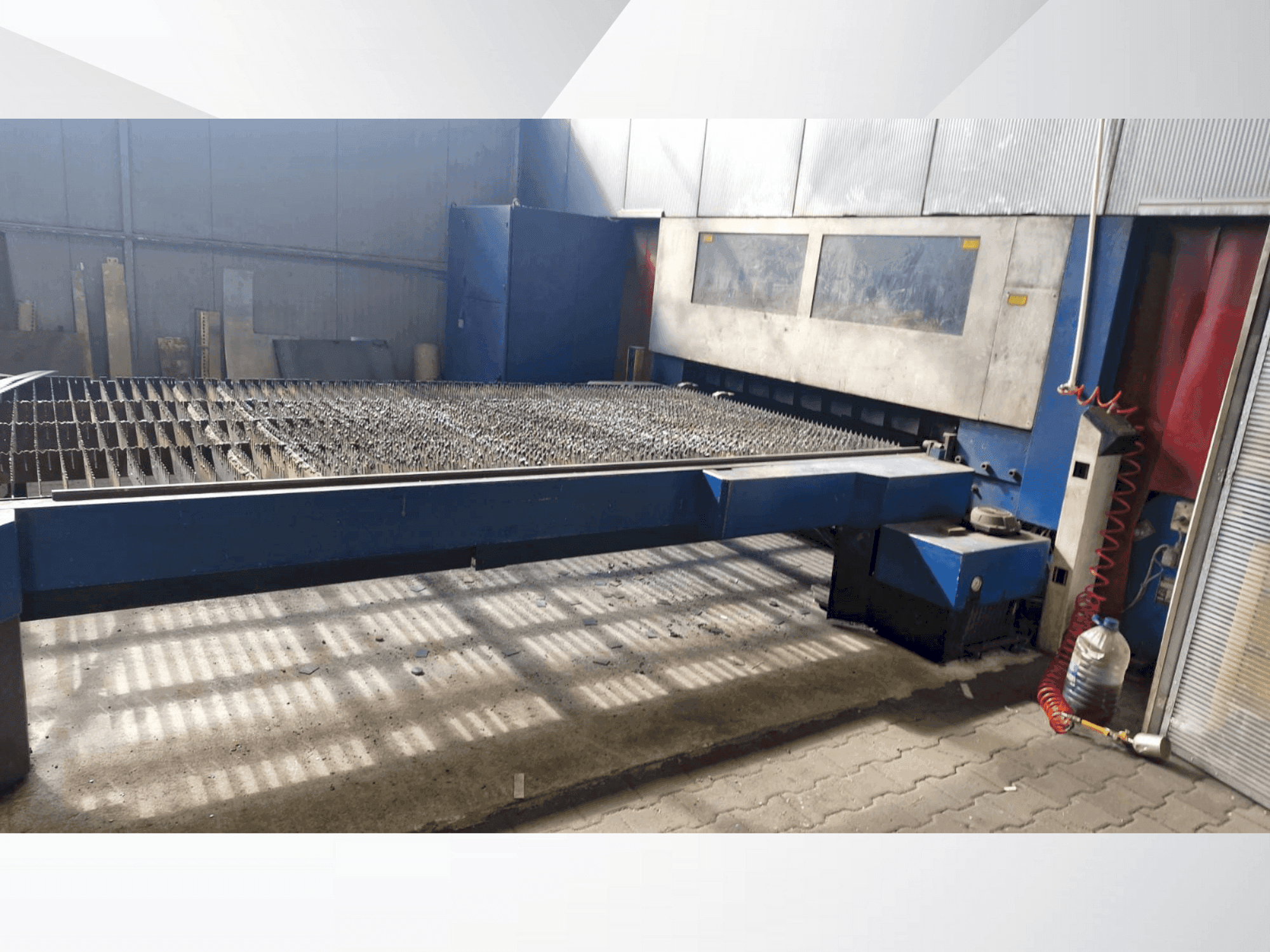 Frontansicht der TRUMPF TRUMATIC L 4030  Maschine