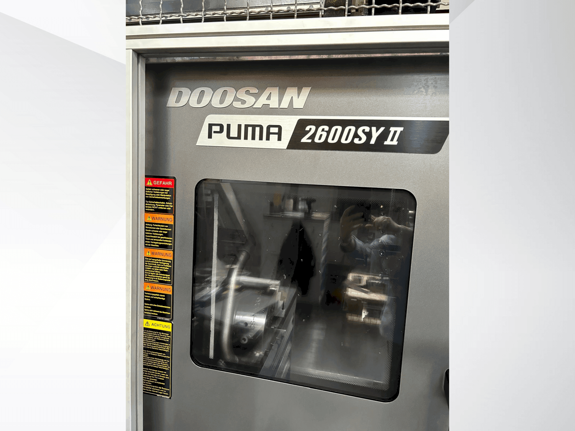 Frontansicht der DOOSAN Puma 2600 SY II  Maschine