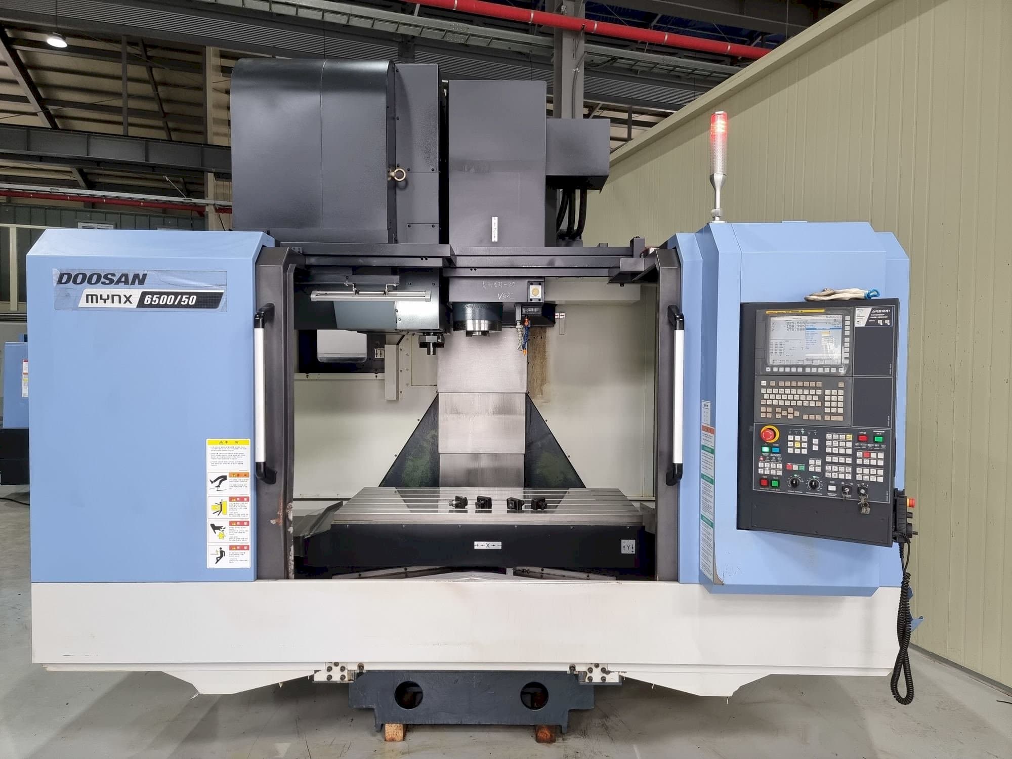 Frontansicht der Doosan MYNX 6500/50  Maschine