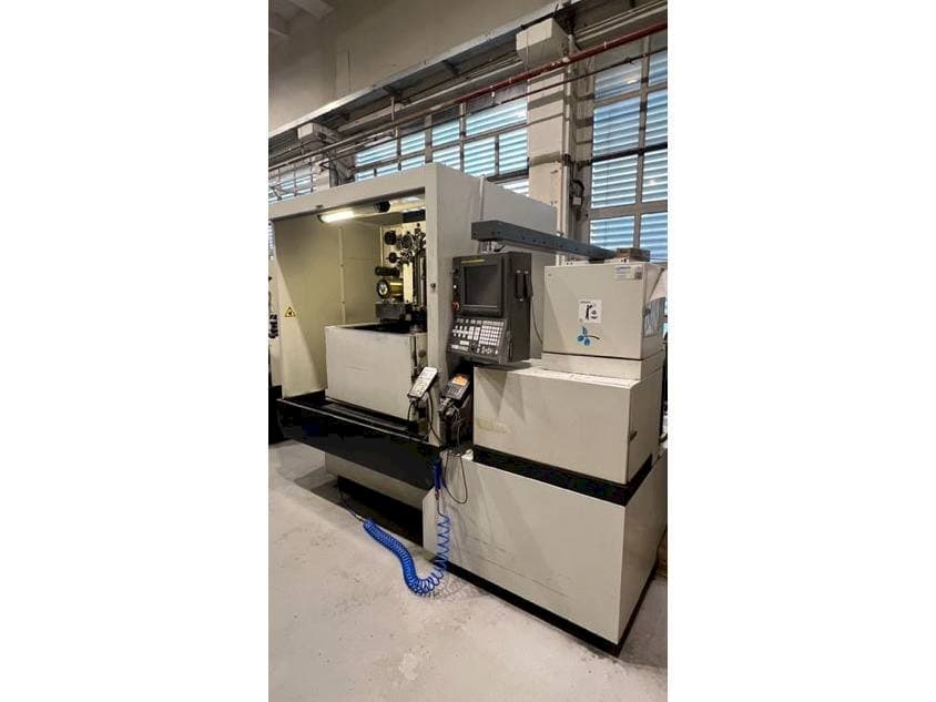 Frontansicht der FANUC ROBOCUT Alfa-1iC Maschine