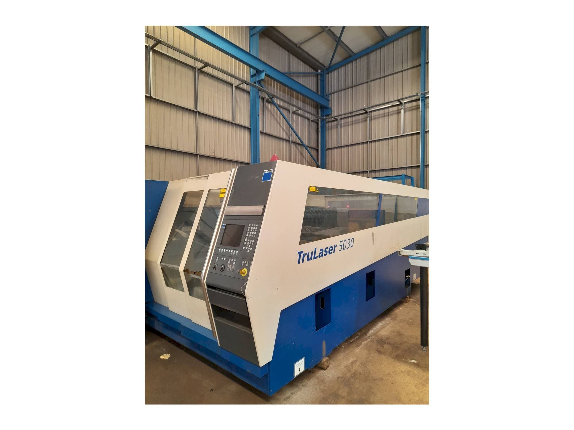 Frontansicht der Trumpf Trulaser 5030 Maschine