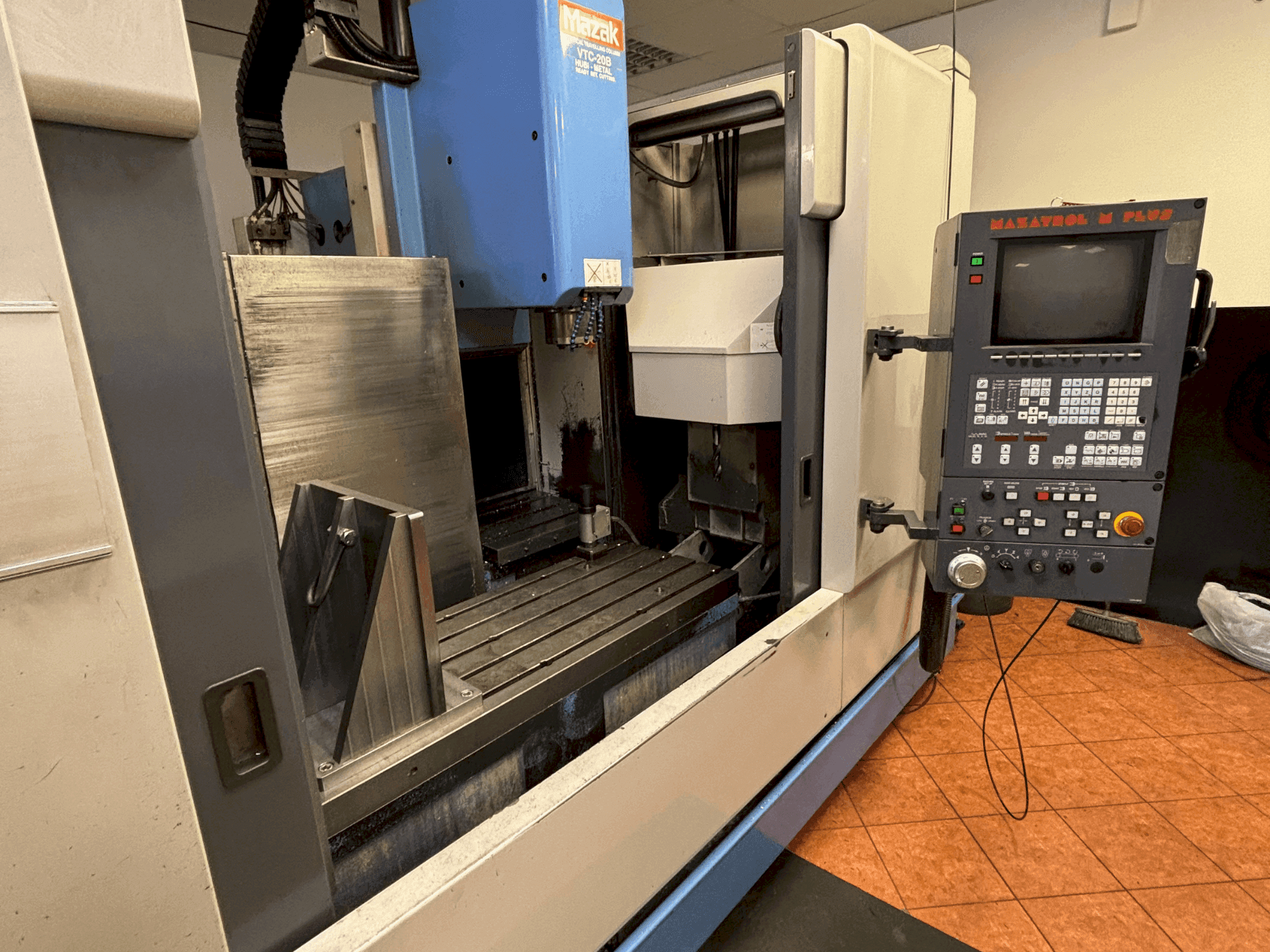Frontansicht der Mazak VTC-20B Maschine