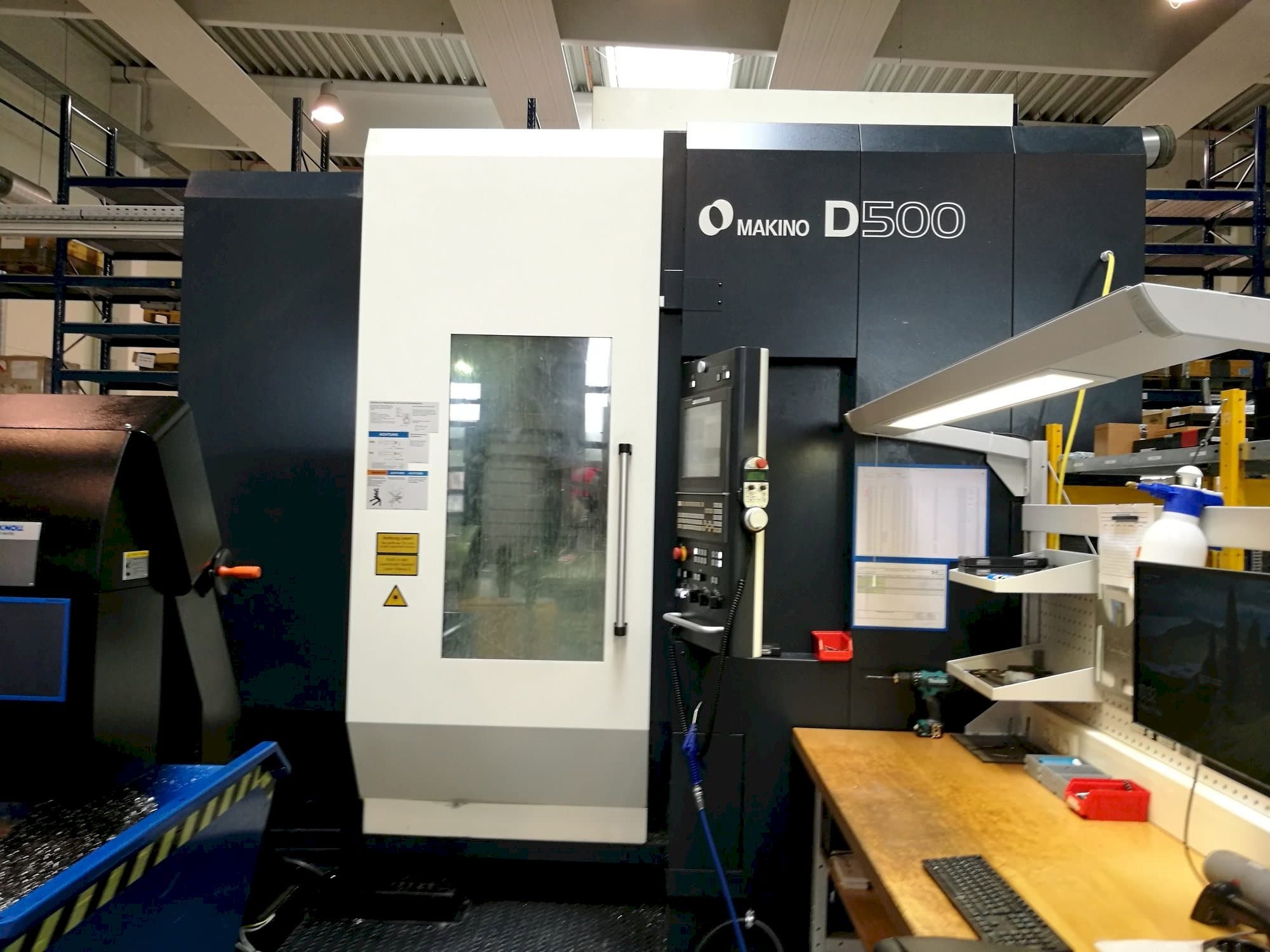 Frontansicht der Makino D500 Maschine