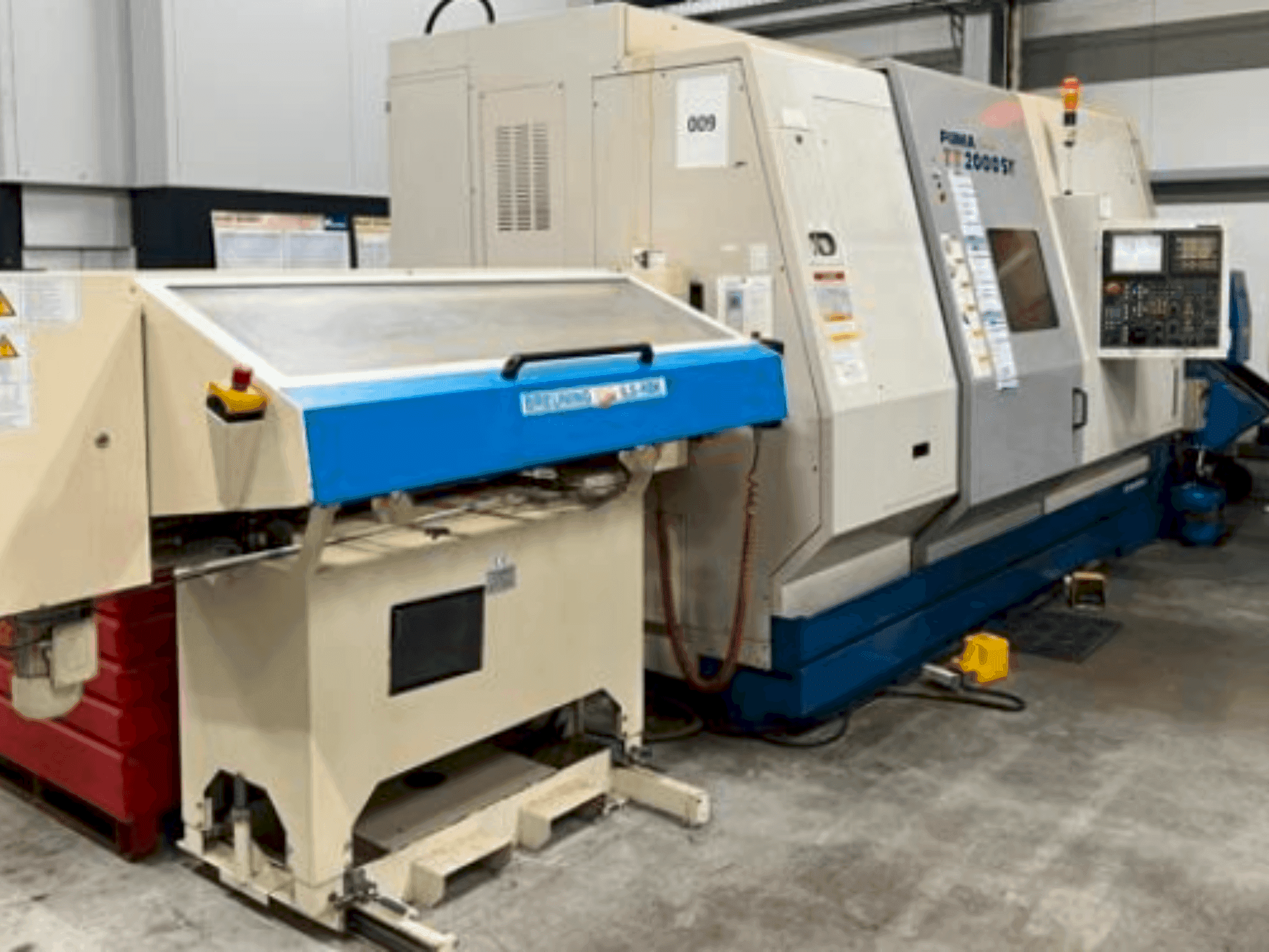 Frontansicht der DAEWOO PUMA TT 2000 SY Maschine