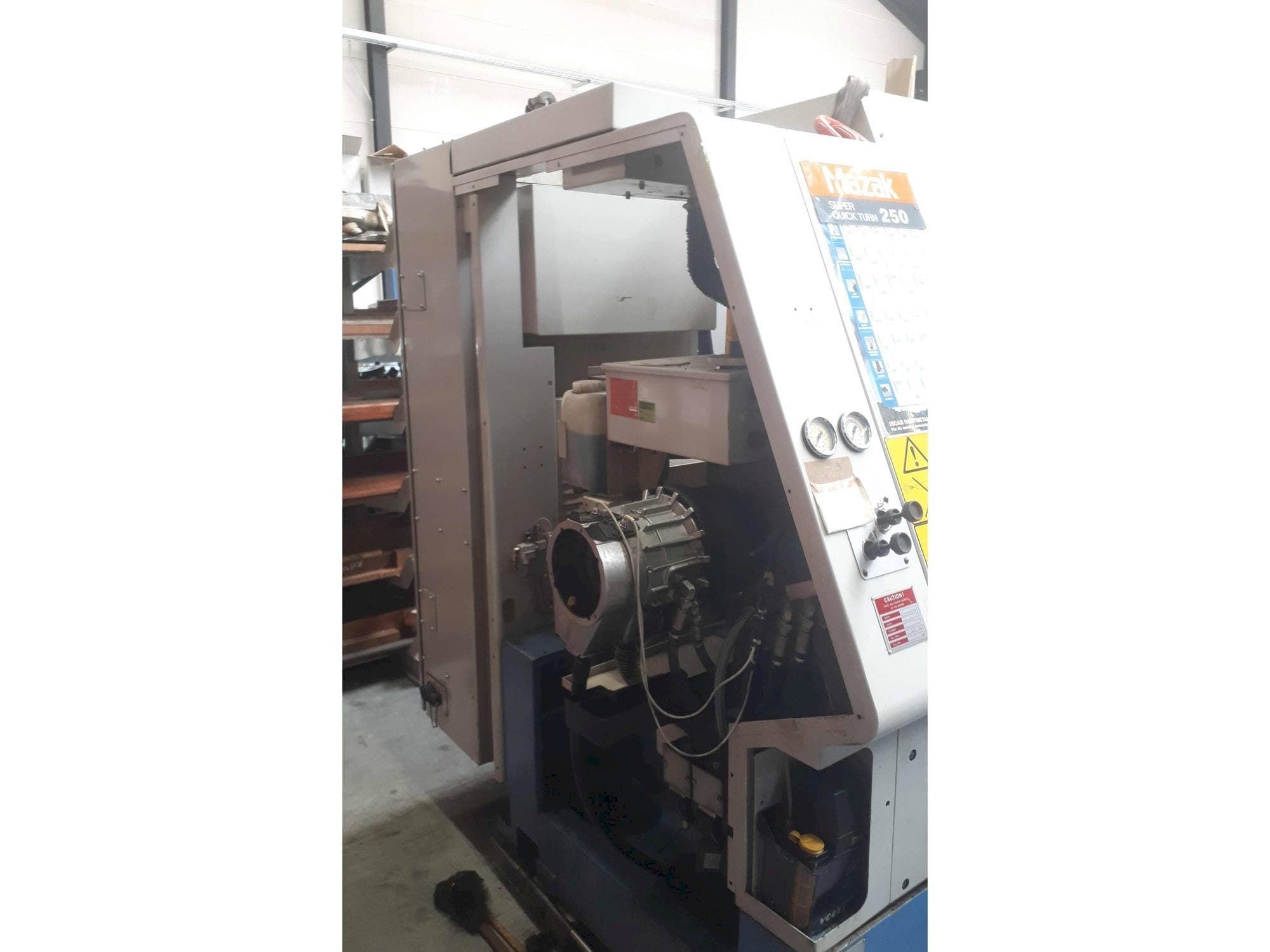 Linke Ansicht der Mazak Super Quick Turn 250  Maschine