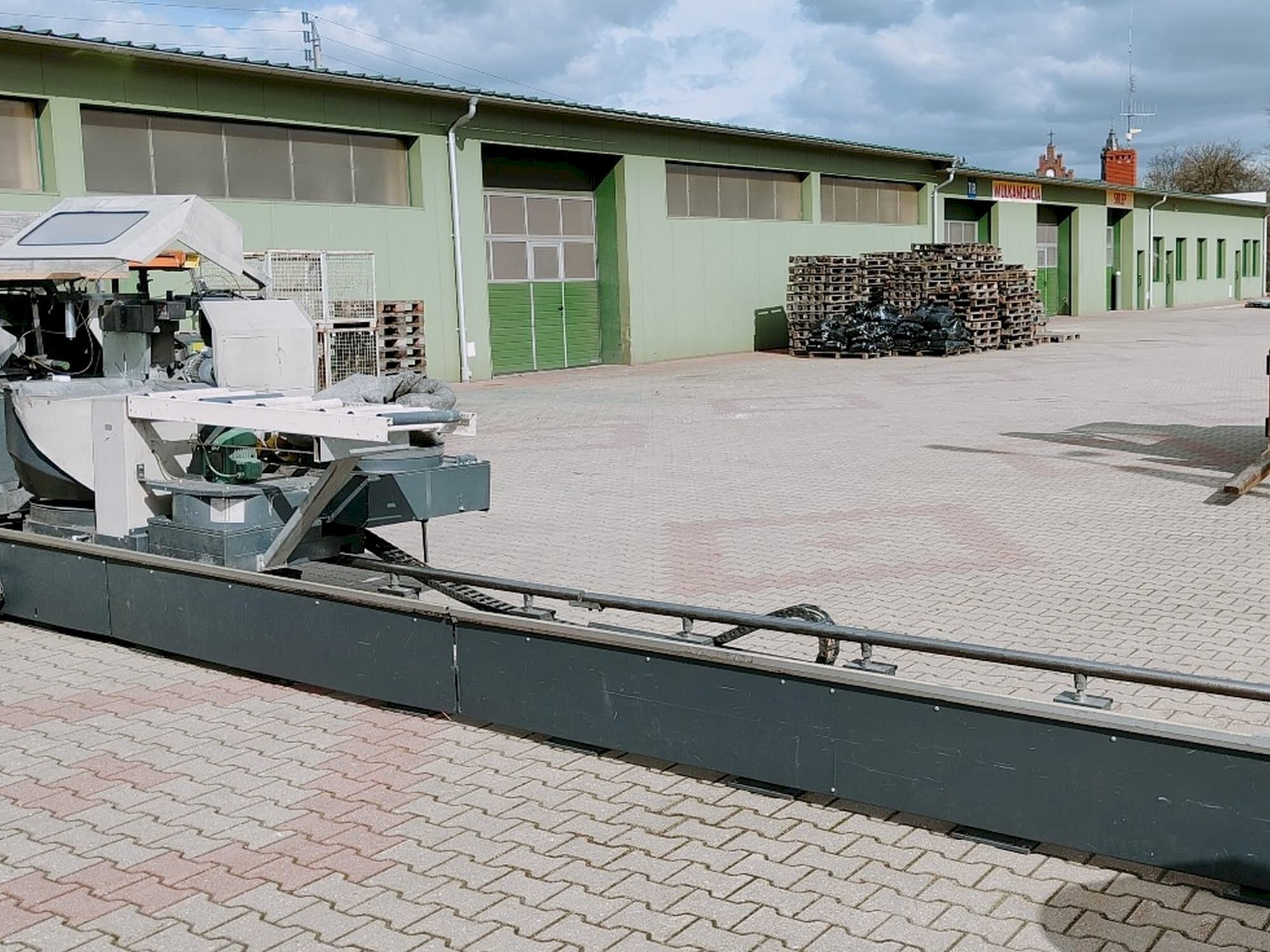 Frontansicht der Elumatec DG 244/2 Maschine