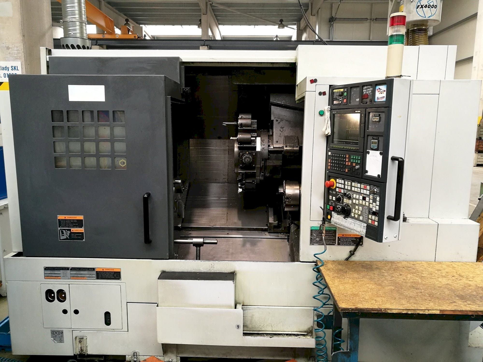 Frontansicht der MORI SEIKI NL 2500 SMC Maschine