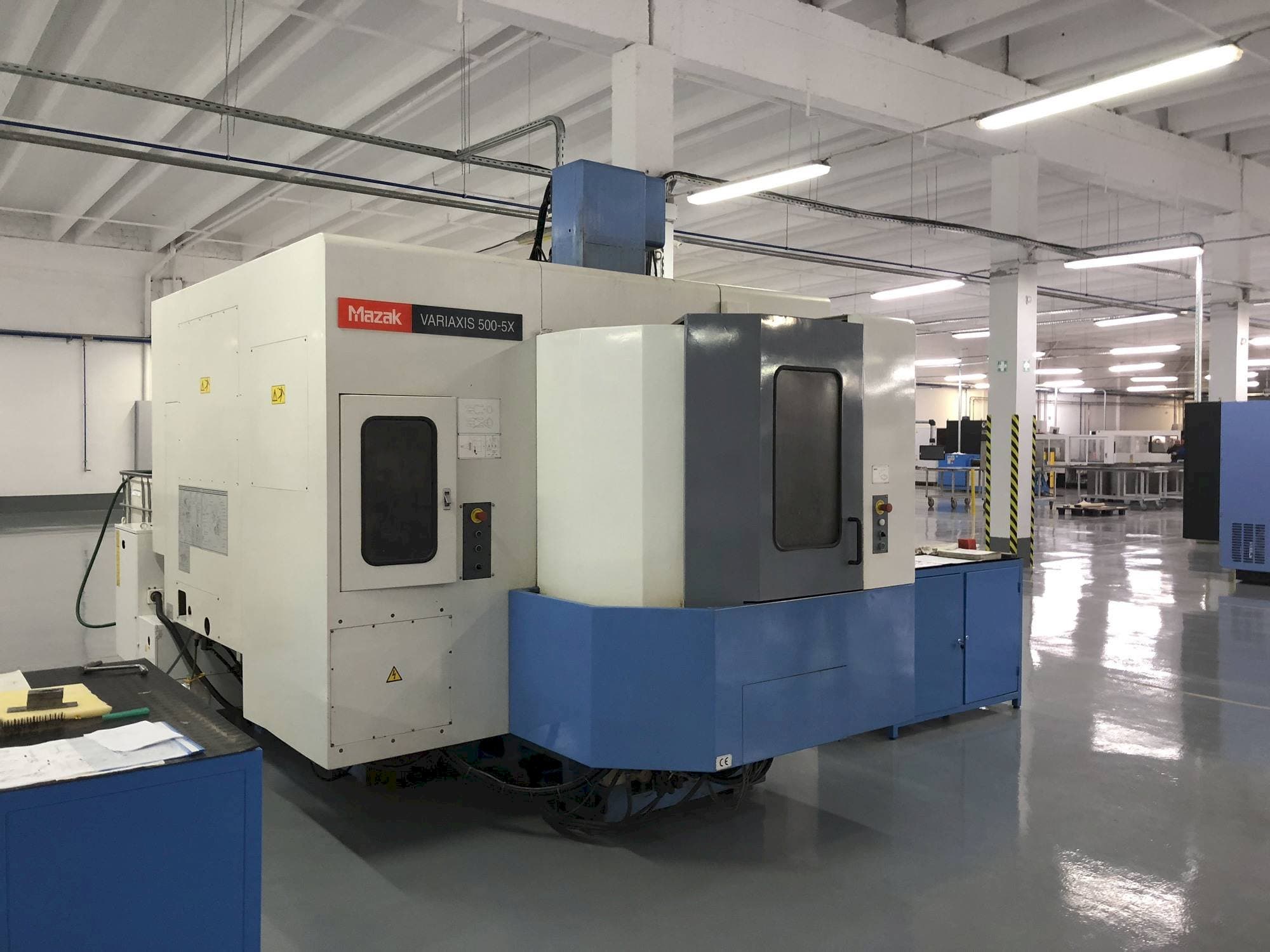 Frontansicht der Mazak VARIAXIS 500-5X Maschine