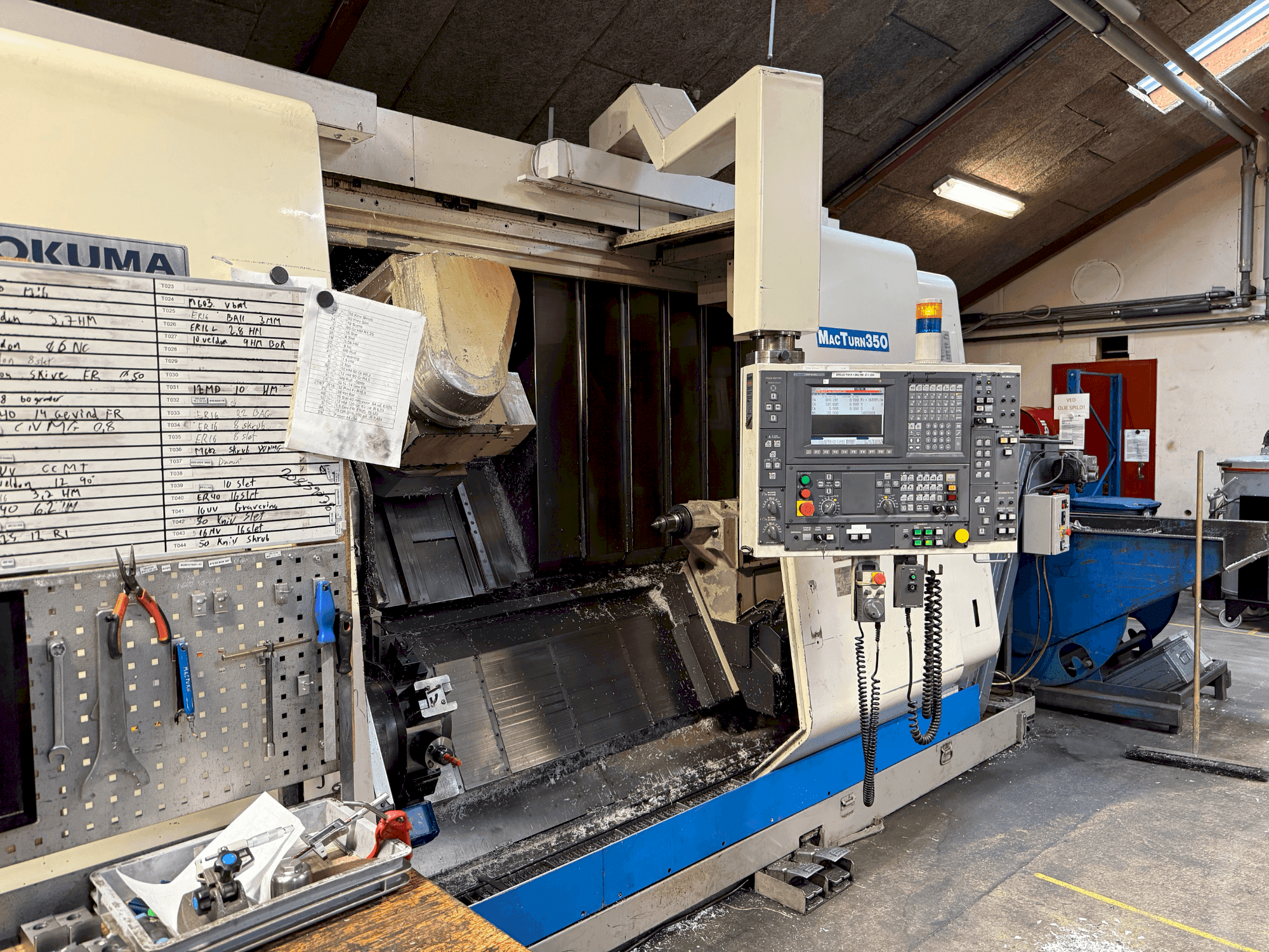 Frontansicht der Okuma MacTurn 350 Maschine