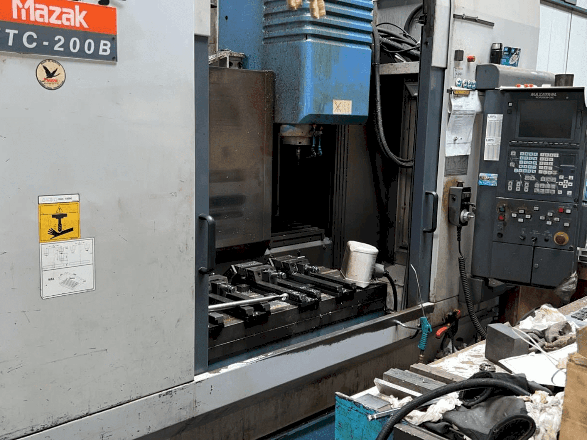 Frontansicht der Mazak VTC-B  Maschine