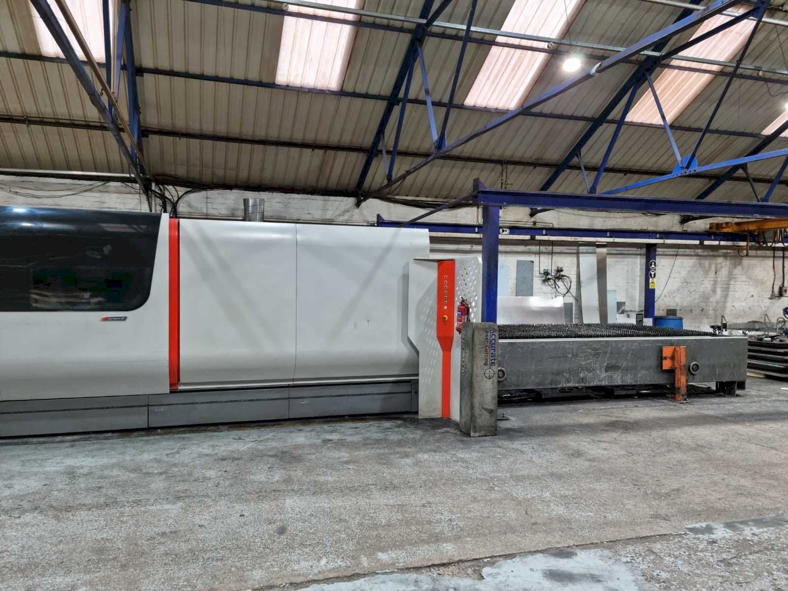 Frontansicht der Bystronic Bystar Fiber 4020 10KW  Maschine