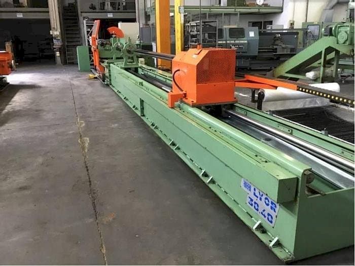 Frontansicht der ROBBI LYOR 30/40 Maschine