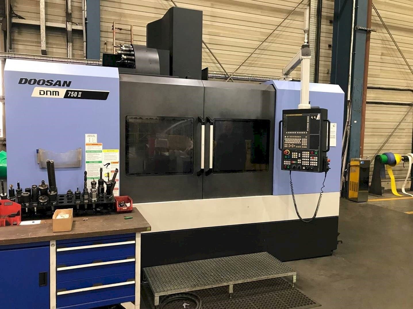 Frontansicht der Doosan DNM 750 II Maschine
