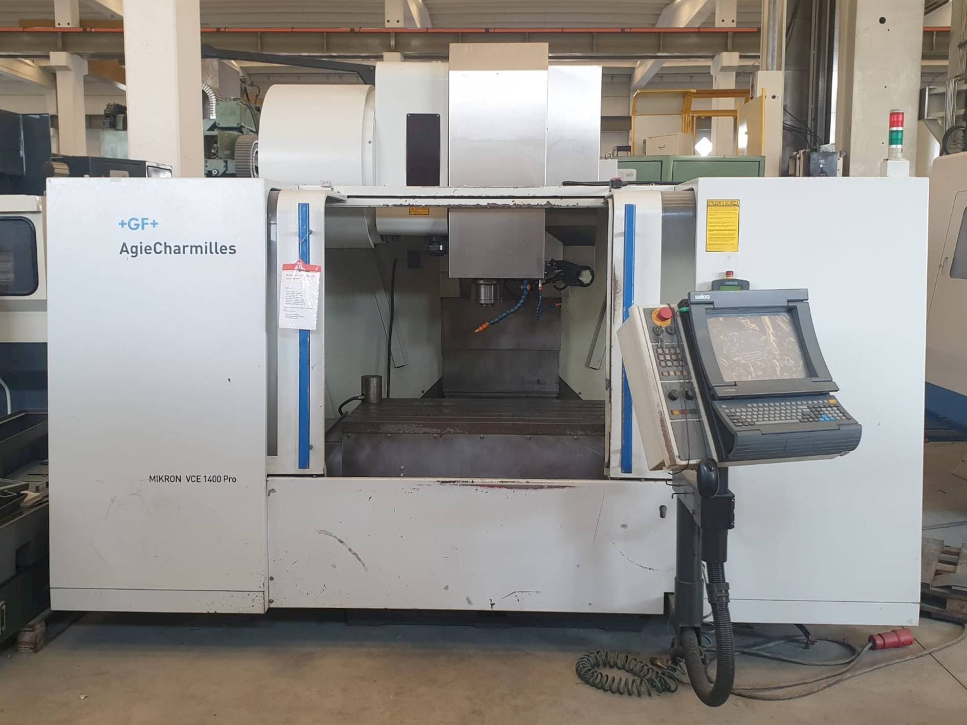 Frontansicht der AgieCharmilles MIKRON VCE 1400 PRO  Maschine