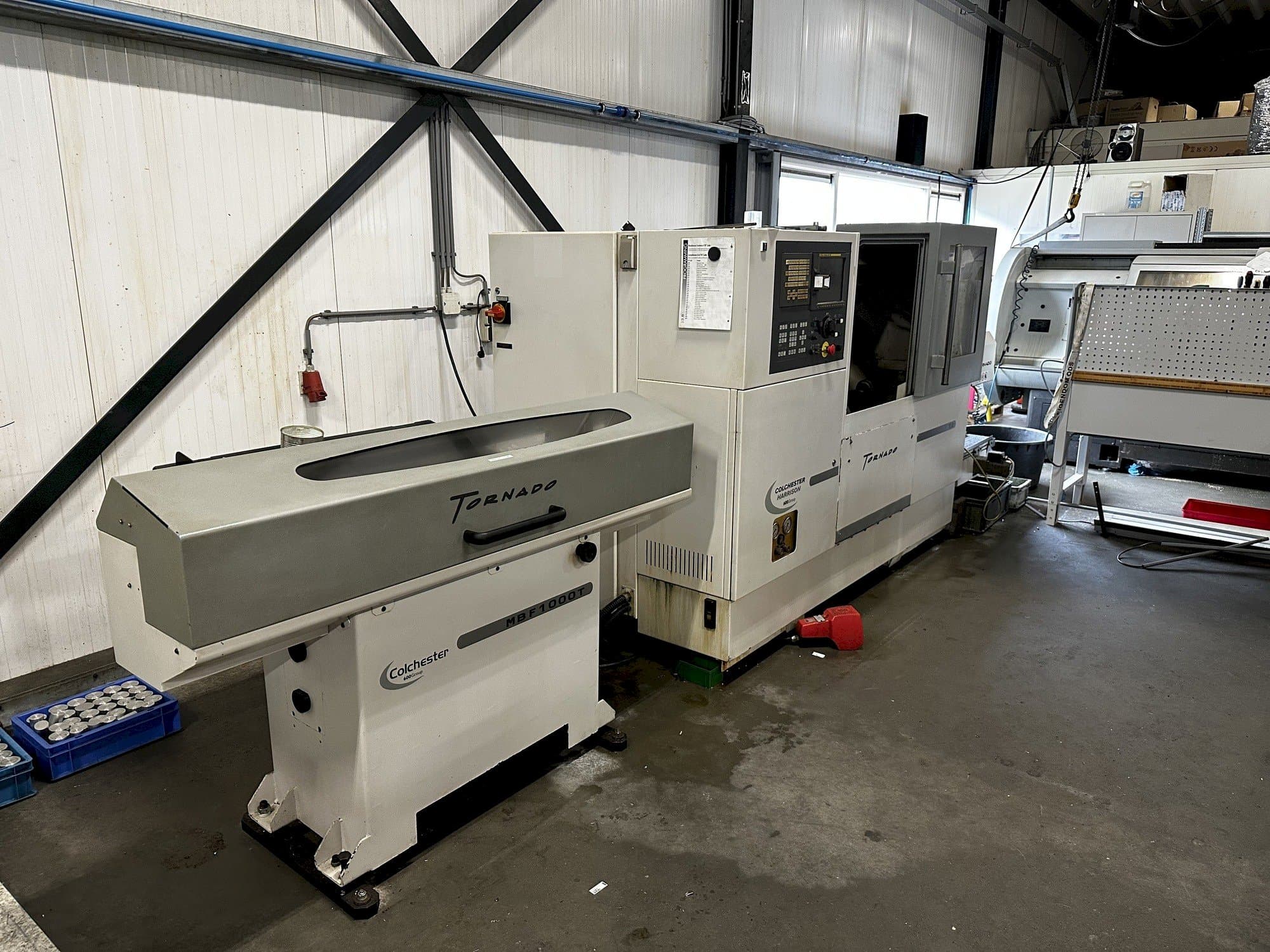 Frontansicht der Colchester Tornado T2 Maschine