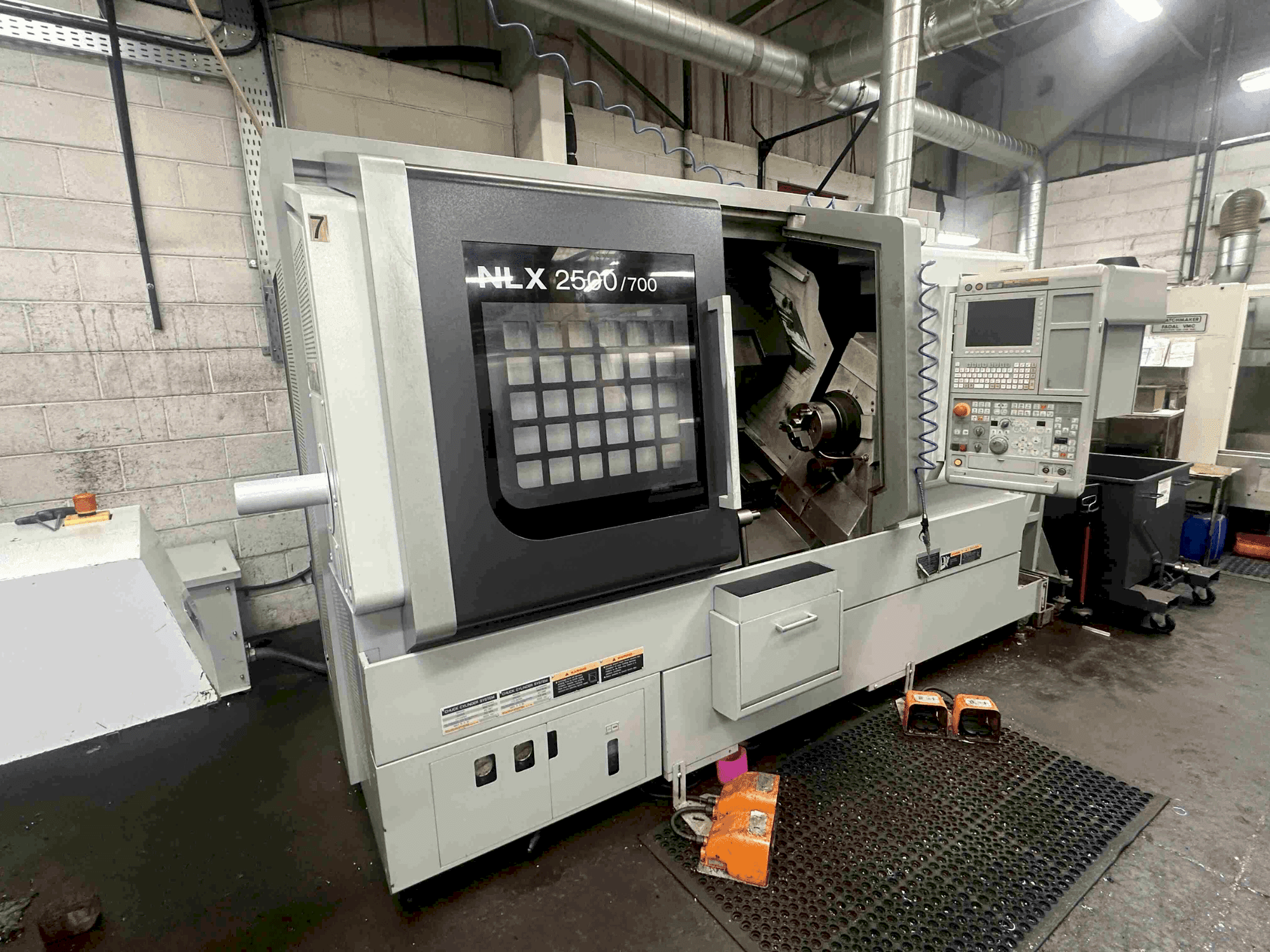 Linke Seitenansicht der DMG MORI NLX2500SY/700  Maschine