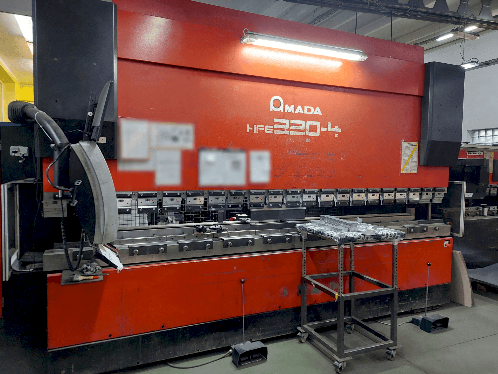 Frontansicht der AMADA HFE 220-4 Maschine