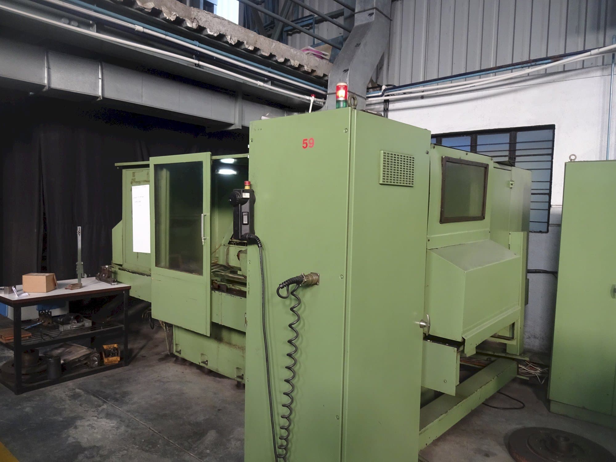 Linke Ansicht der LIVNIKA KIKINDA AAFD-63045CNC Maschine
