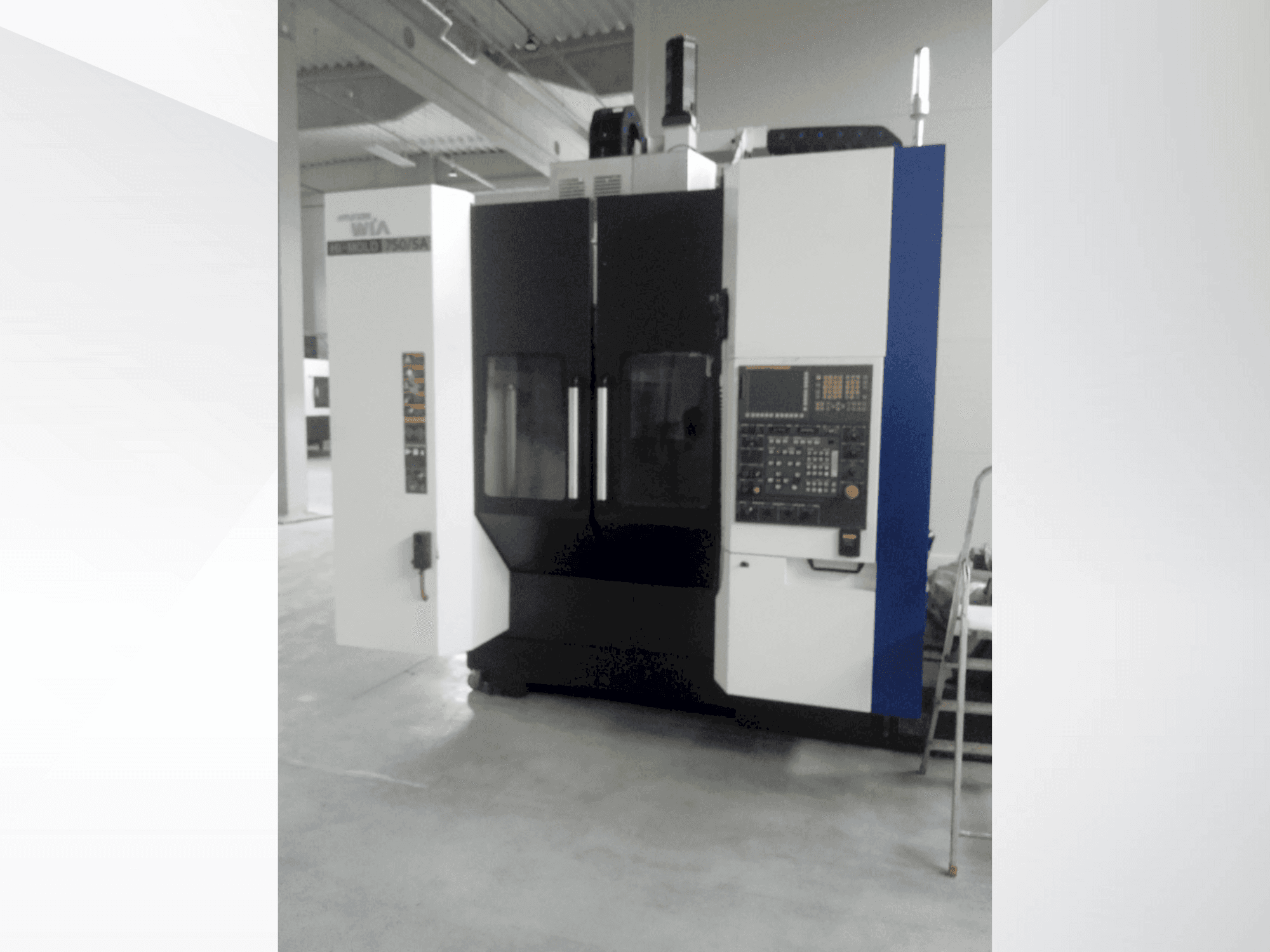 Frontansicht der Hyundai Wia HI-MOLD 750-5A Maschine