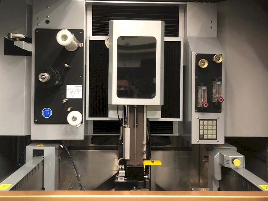 Frontansicht der EROWA Robot Compact 80 Maschine