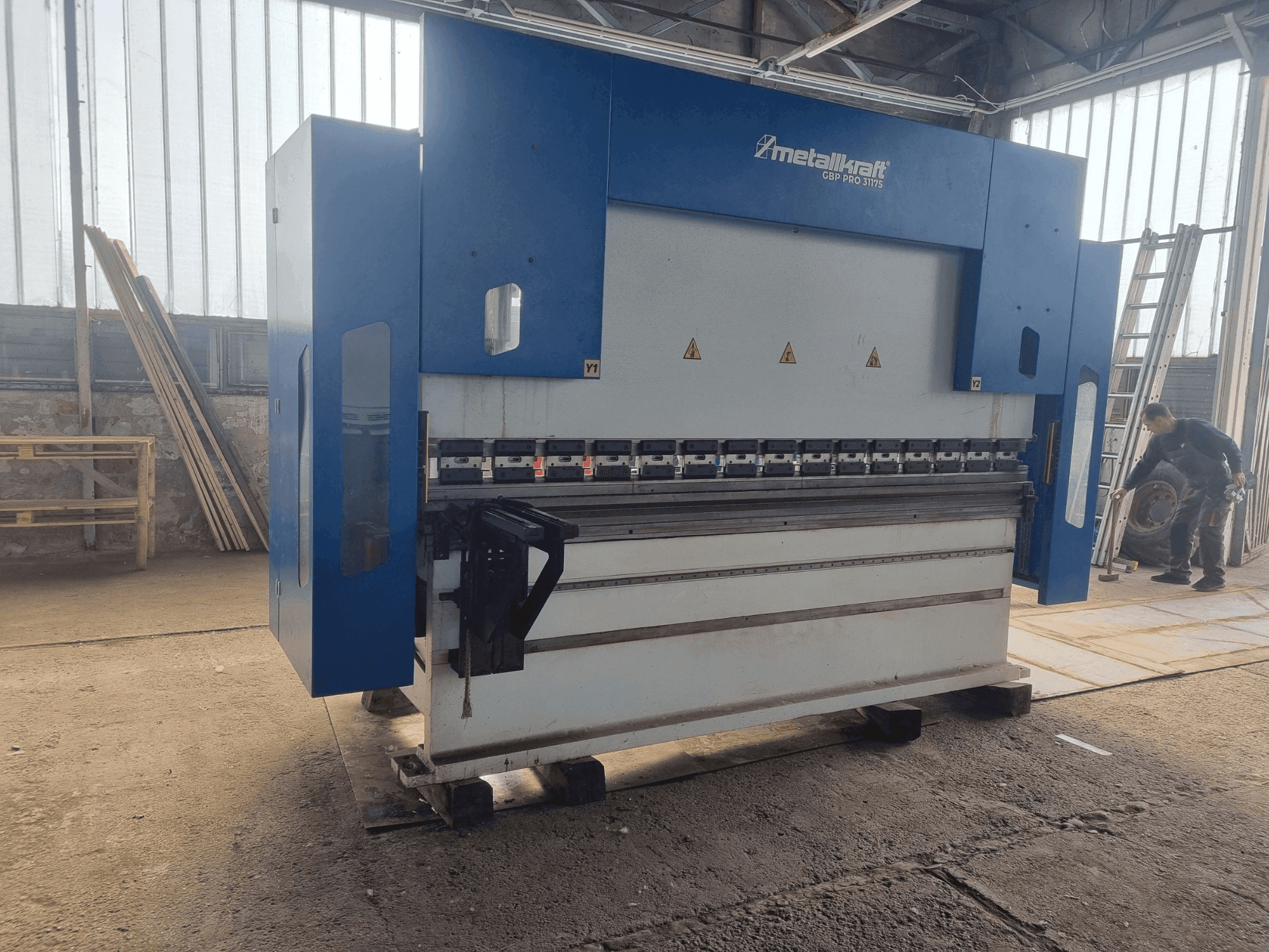 Frontansicht der Metallkraft  GBP 31175  Maschine