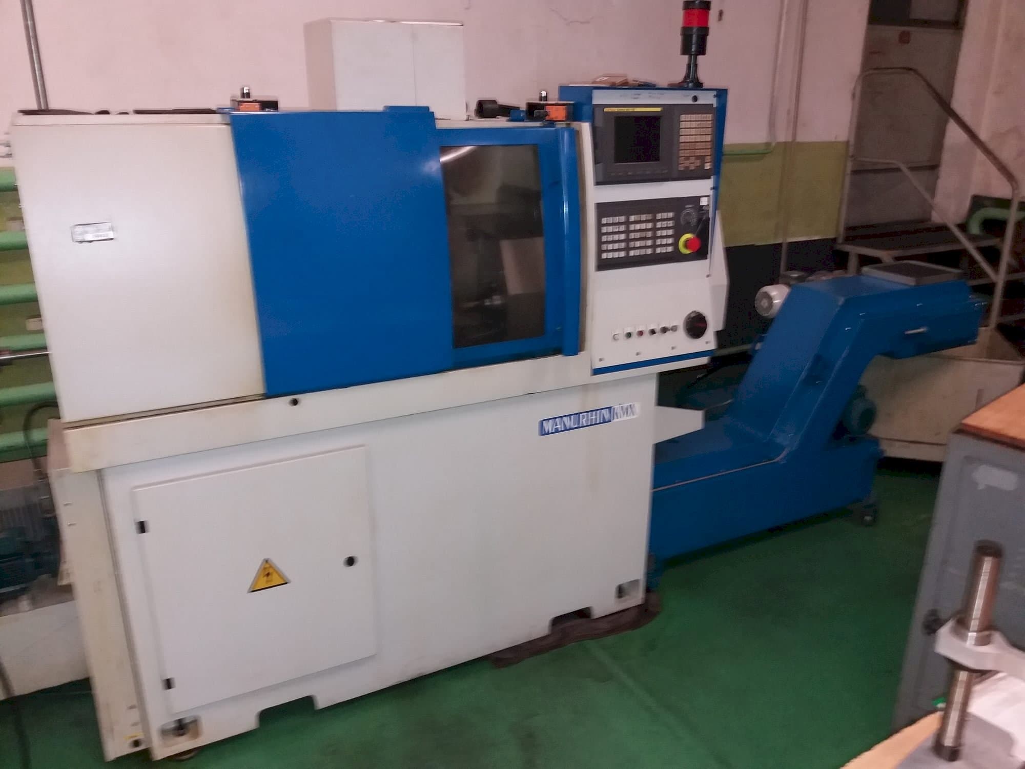 Frontansicht der Manurhin KMX 413 Maschine