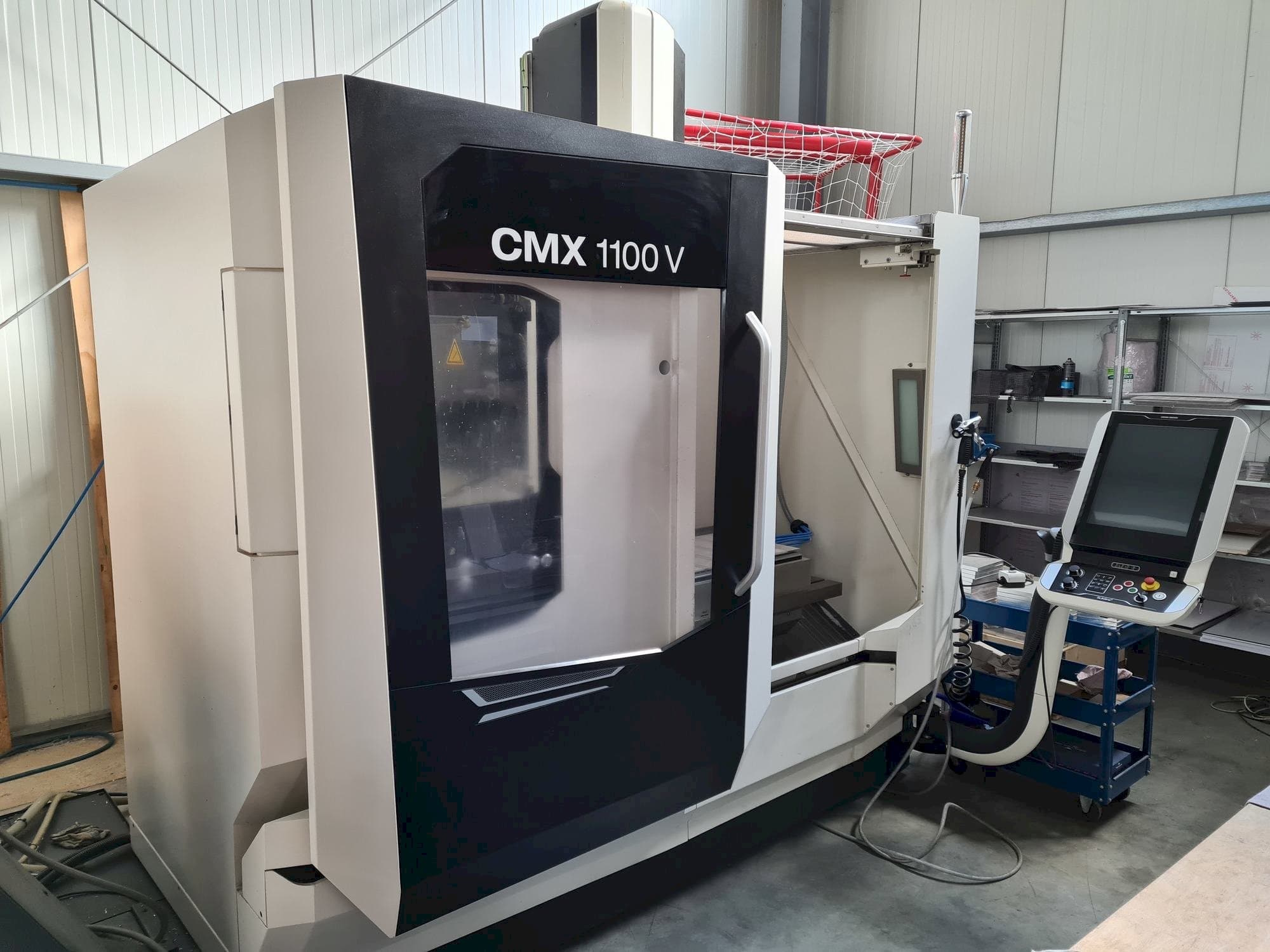 Frontansicht der DMG MORI CMX 1100 V Maschine