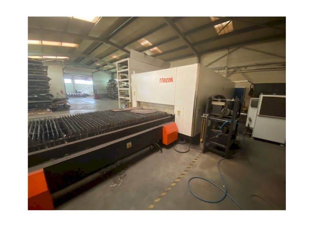 Frontansicht der Mazak Optiplex Nexus 3015 Maschine