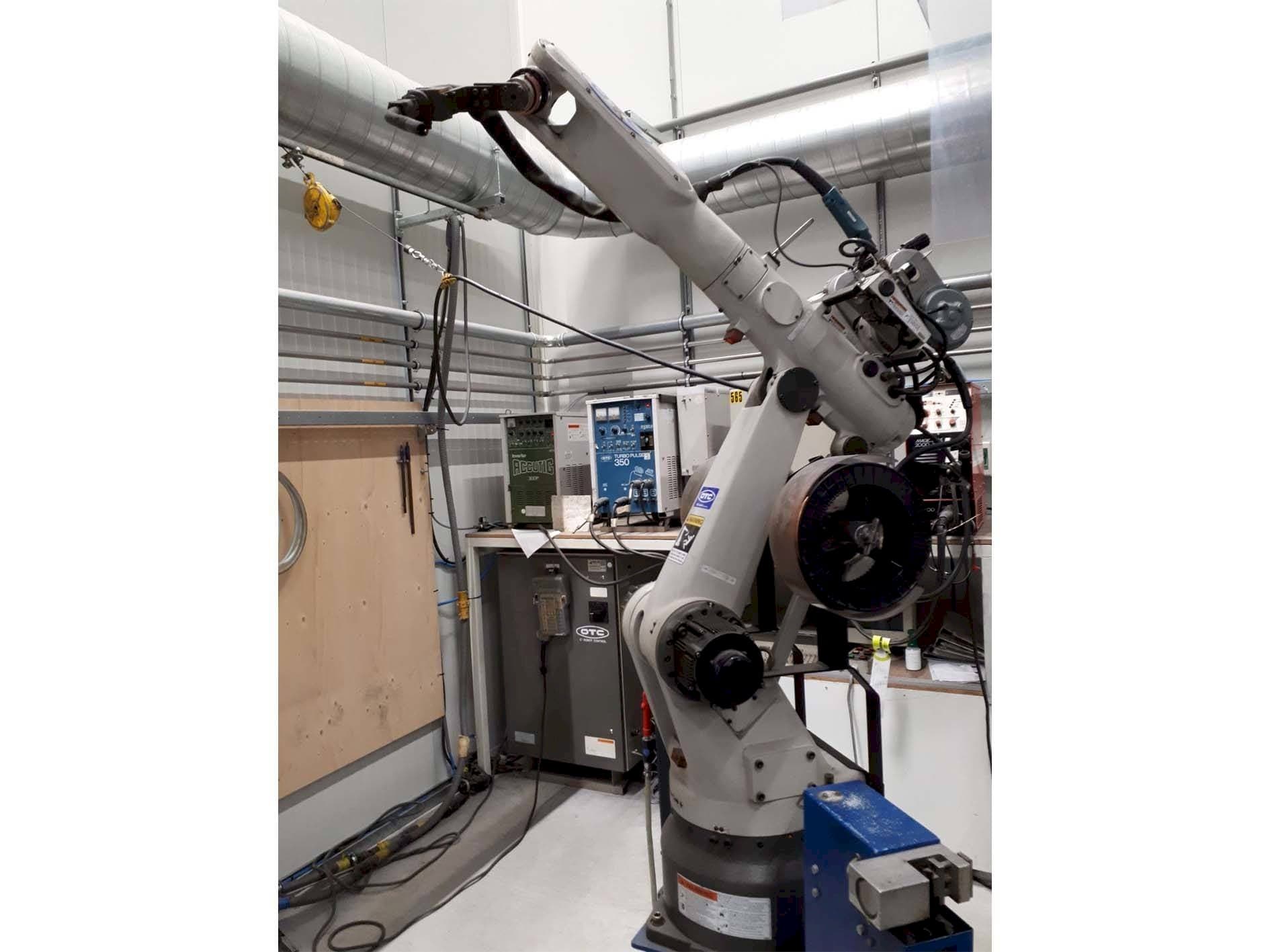Frontansicht der OTC Daihen Welding Robot Maschine