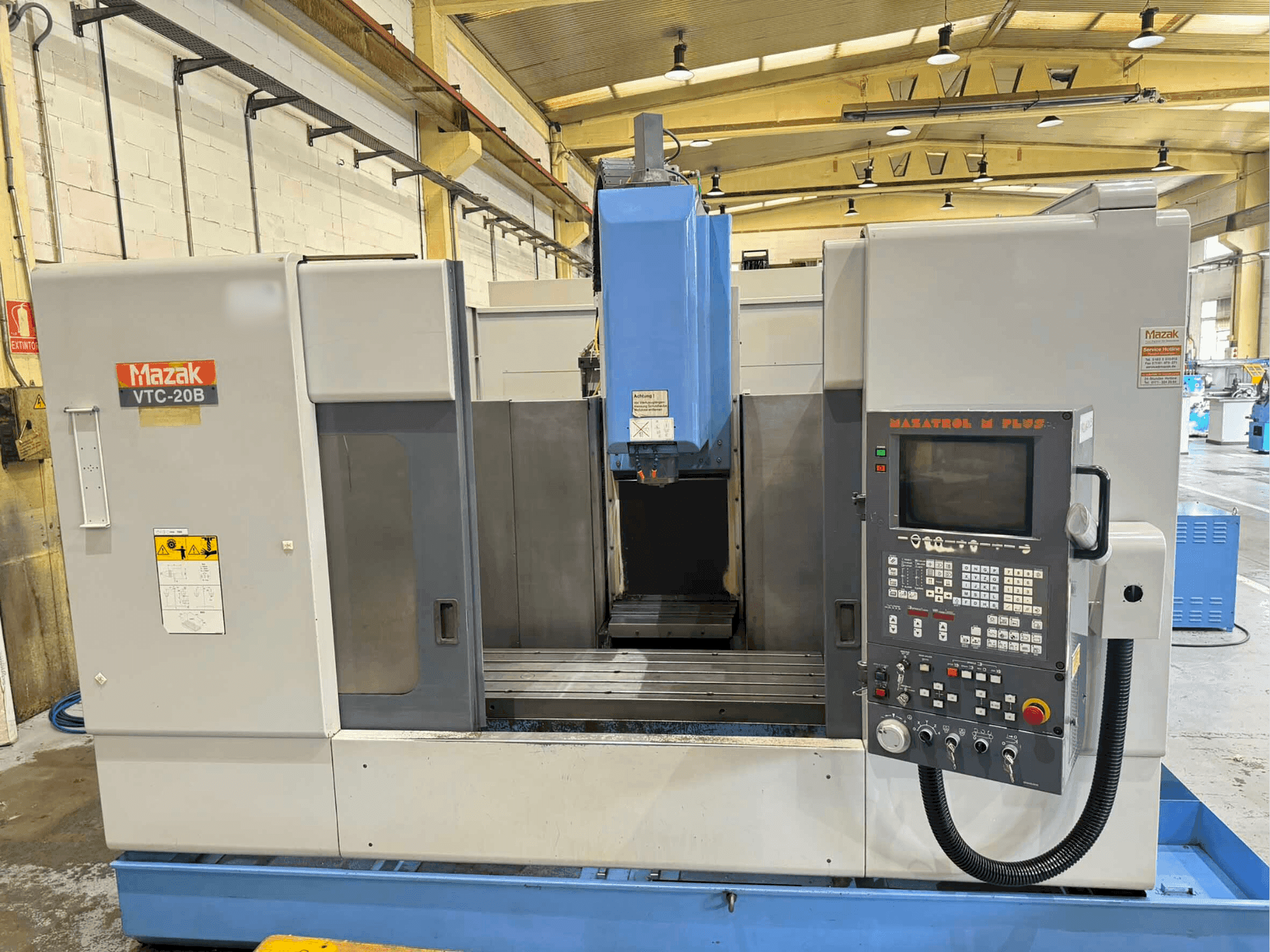 Frontansicht der Mazak VTC 20 B Maschine