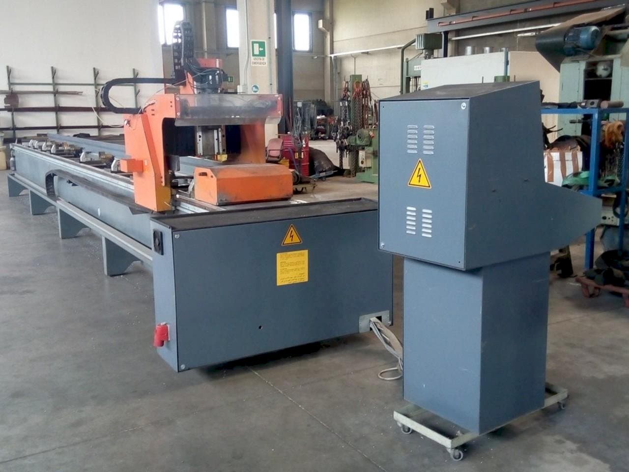 Frontansicht der Tekna UT 426/3 Maschine